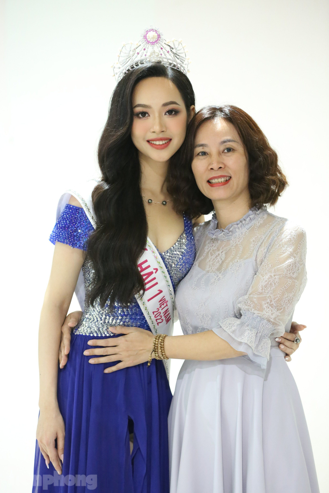 Ngay khi vừa rời sân khấu vào đến hậu trường, Thùy Linh bật khóc ôm chầm lấy mẹ. Ngay khi vừa rời sân khấu vào đến hậu trường, Thùy Linh bật khóc ôm chầm lấy mẹ.