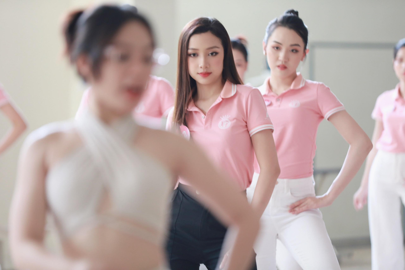 Sau hơn 2 tháng diễn ra, cuộc thi Hoa hậu Việt Nam 2022 đã đi đến chặng cuối. Để chuẩn bị cho đêm chung kết, ban tổ chức phối hợp cùng các huấn luyện viên, biên đạo tổ chức các buổi tập luyện để thí sinh tự tin tỏa sáng vào đêm chung kết.