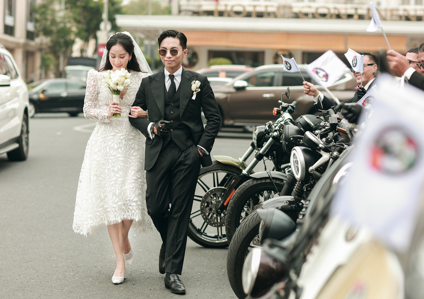 Họ hạnh phúc về chung một nhà trong sự chúc phúc của bạn bè.