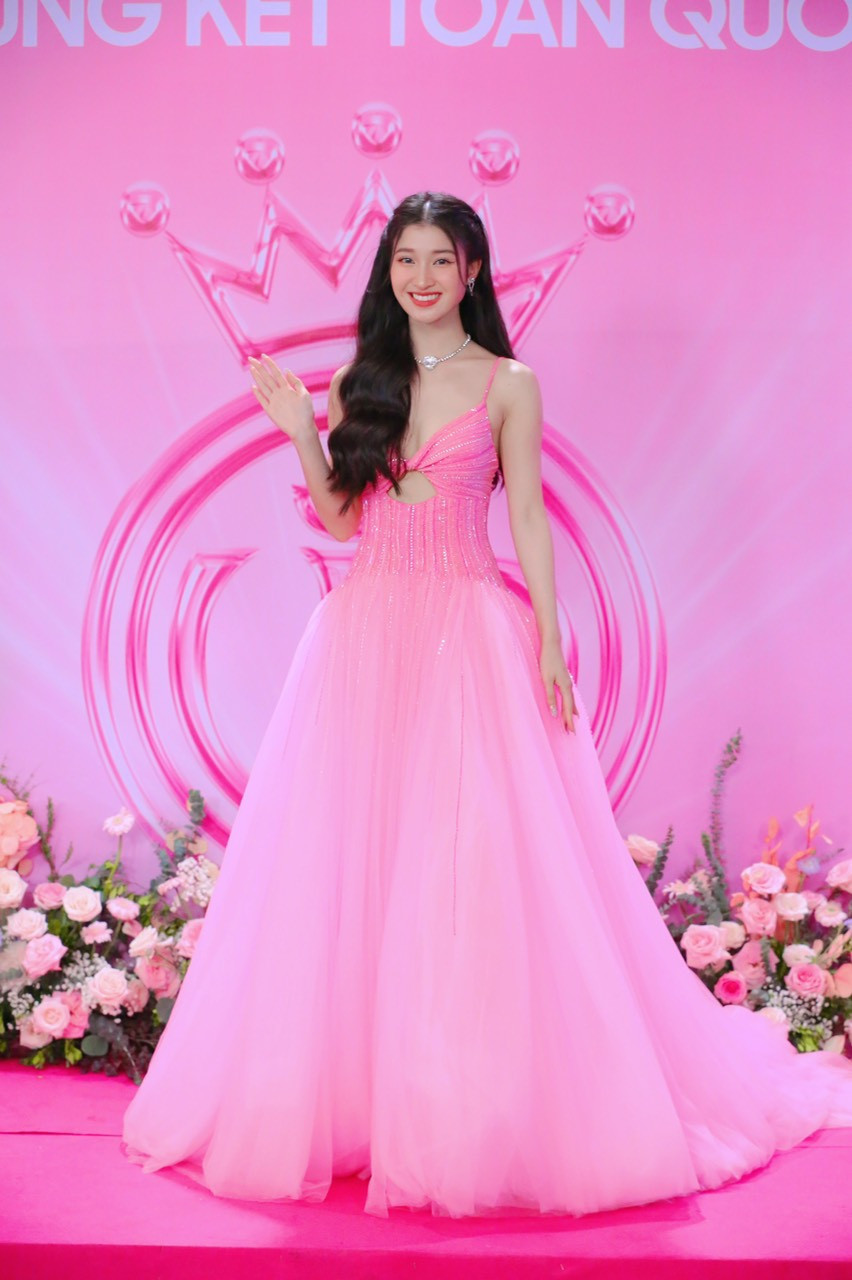 Á hậu Phương Nhi lộng lẫy như công chúa trên thảm đỏ với bộ váy tông màu hồng pastel. Cô khoe sắc bên bà Phạm Kim Dung - Phó trưởng ban tổ chức Hoa hậu Việt Nam trên thảm đỏ. Á hậu Phương Nhi lộng lẫy như công chúa trên thảm đỏ với bộ váy tông màu hồng pastel. Cô khoe sắc bên bà Phạm Kim Dung - Phó trưởng ban tổ chức Hoa hậu Việt Nam trên thảm đỏ.