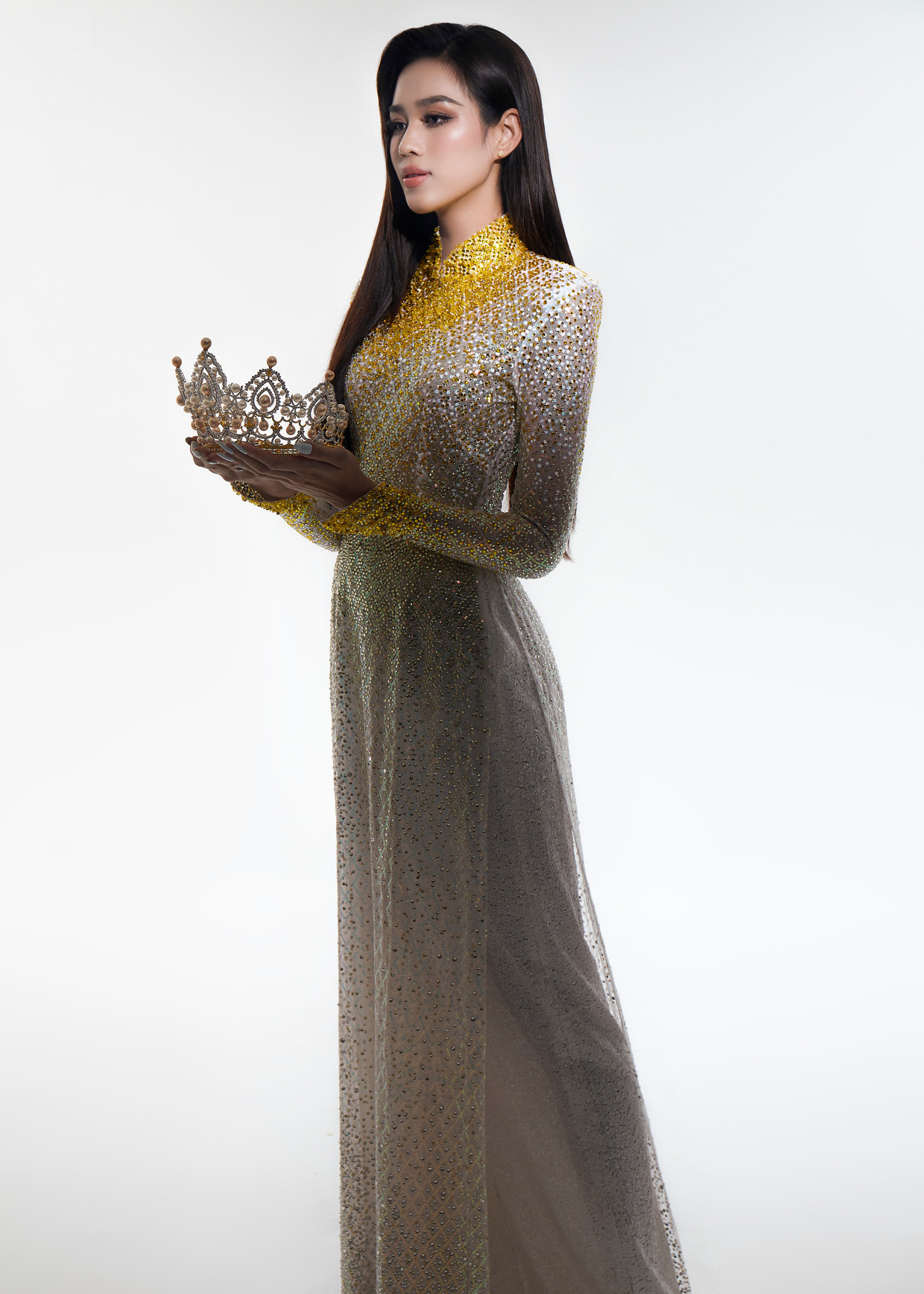 Đỗ Thị Hà sẽ mặc áo dài khi trao lại vương miện cho tân hoa hậu. Đỗ Thị Hà sẽ mặc áo dài khi trao lại vương miện cho tân hoa hậu.