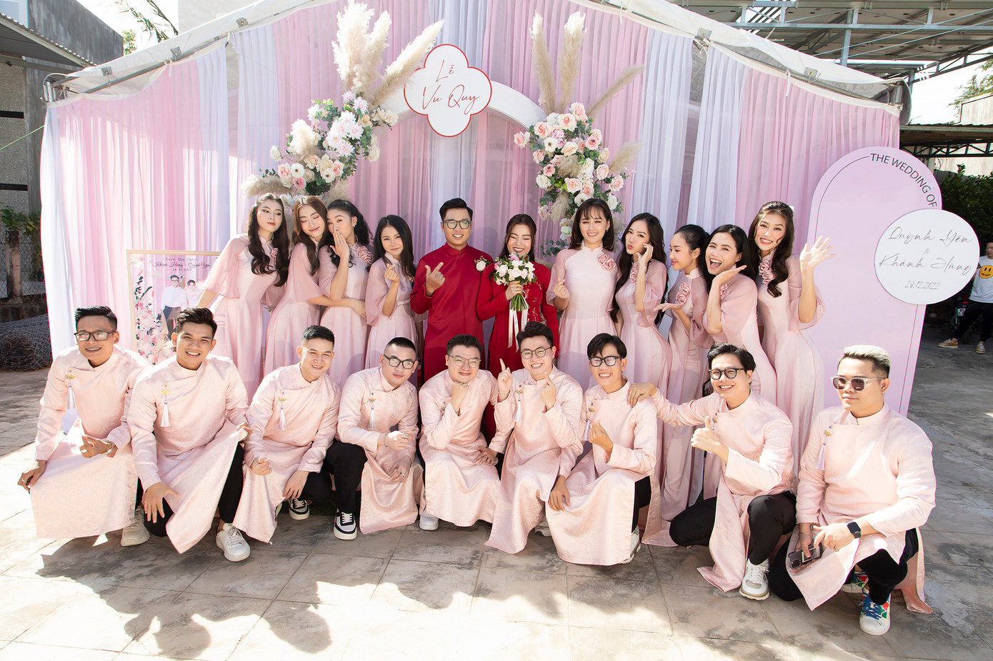 Sáng 28/12, Hoa hậu Mai Phương Thúy và nhiều người đẹp đảm nhận vai trò phụ dâu trong hôn lễ của một người bạn được tổ chức ở Ninh Thuận. Ngoài Mai Phương Thúy, đội hình phụ dâu còn có Hoa hậu Lương Thùy Linh, Thiên Ân, Ngọc Thảo, người đẹp Hồng Tuyết.