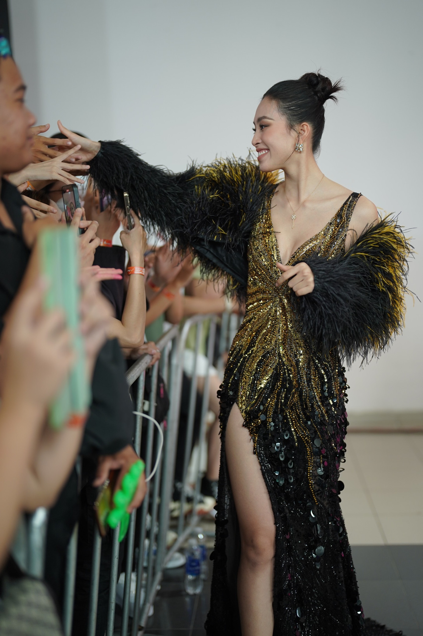 Hoa hậu Tiểu VY diện váy đen kết hợp lông vũ kiêu sa, quyến rũ. Cô khoe đôi chân dài sexy trên thảm đỏ. Hoa hậu Tiểu VY diện váy đen kết hợp lông vũ kiêu sa, quyến rũ. Cô khoe đôi chân dài sexy trên thảm đỏ.