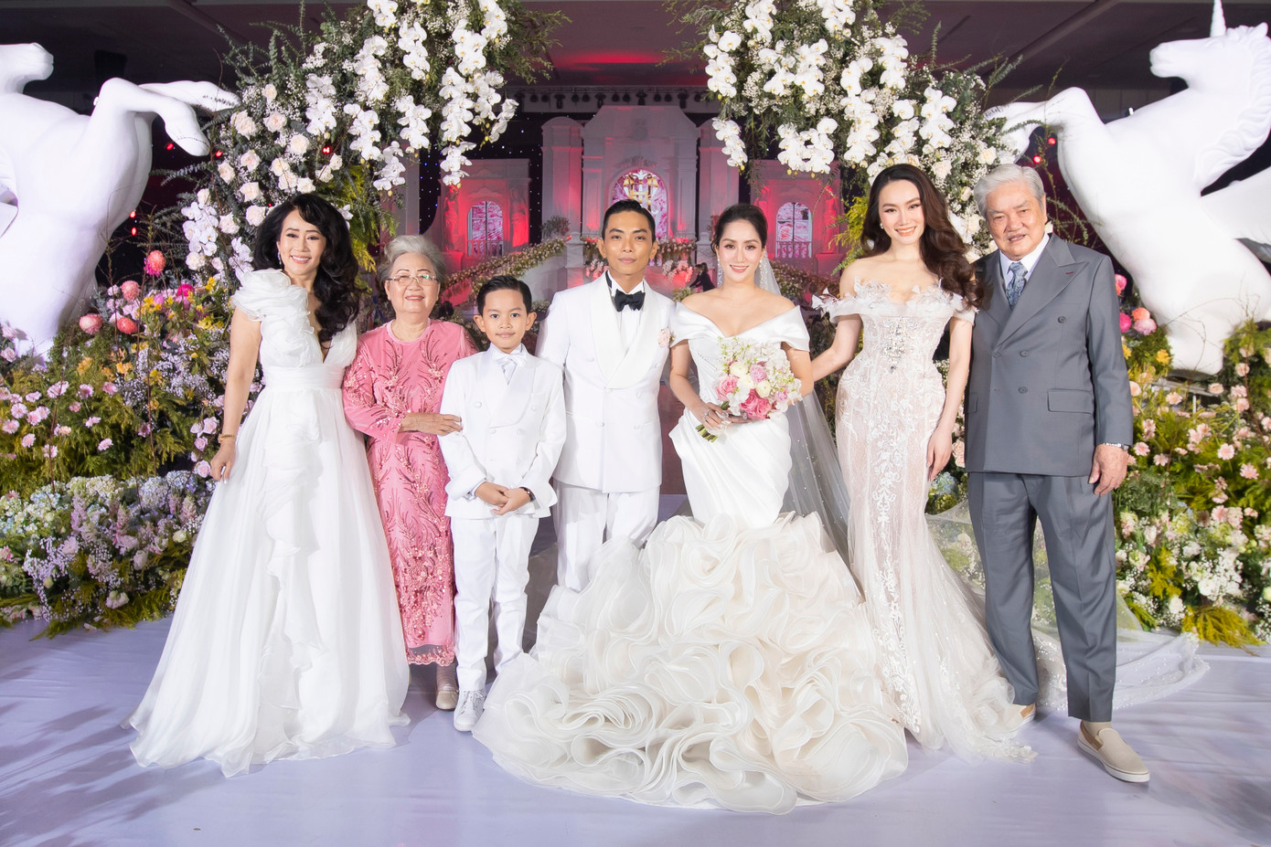 Gia đình cũng như nghệ sĩ đã có mặt từ sớm để tham dự đám cưới của Khánh Thi và Phan Hiển. Gia đình cũng như nghệ sĩ đã có mặt từ sớm để tham dự đám cưới của Khánh Thi và Phan Hiển.