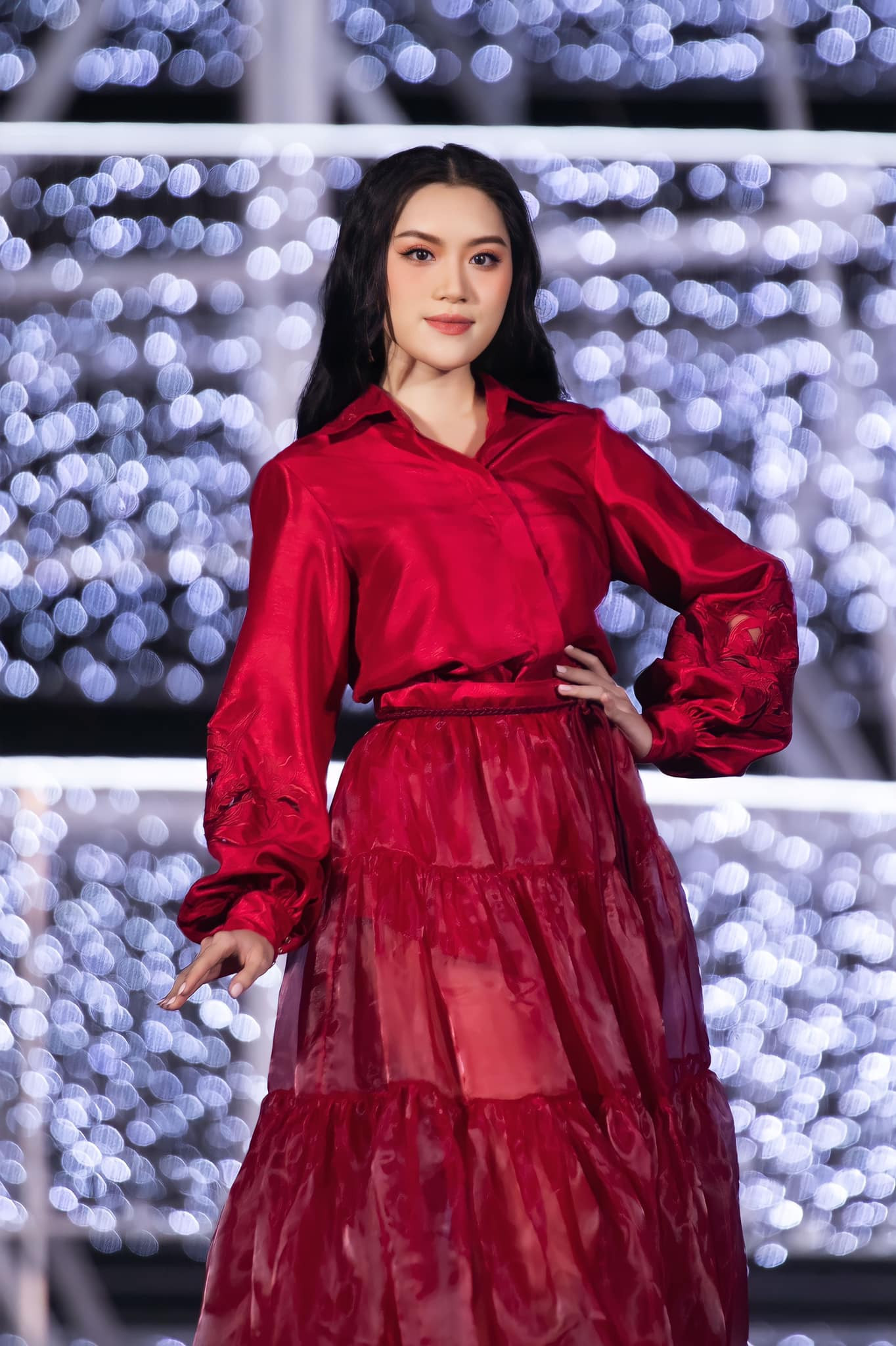 Cũng trong đêm thi này, Phương Oanh và 34 thí sinh tham gia trình diễn trong phần thi Người đẹp thời trang. Cô gây chú ý với kinh nghiệm làm chủ sàn diễn, catwalk tự tin và thần thái kiêu kỳ.