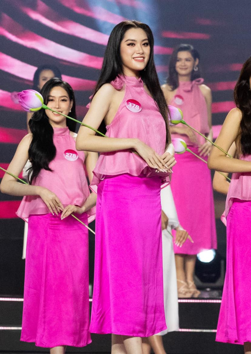 Tại đêm chung khảo toàn quốc Hoa hậu Việt Nam 2022, Phương Oanh nổi bật với chiều cao ấn tượng và kỹ năng trình diễn chuyên nghiệp. Cô là một trong những thí sinh được gọi tên vào top 35 chung kết toàn quốc.