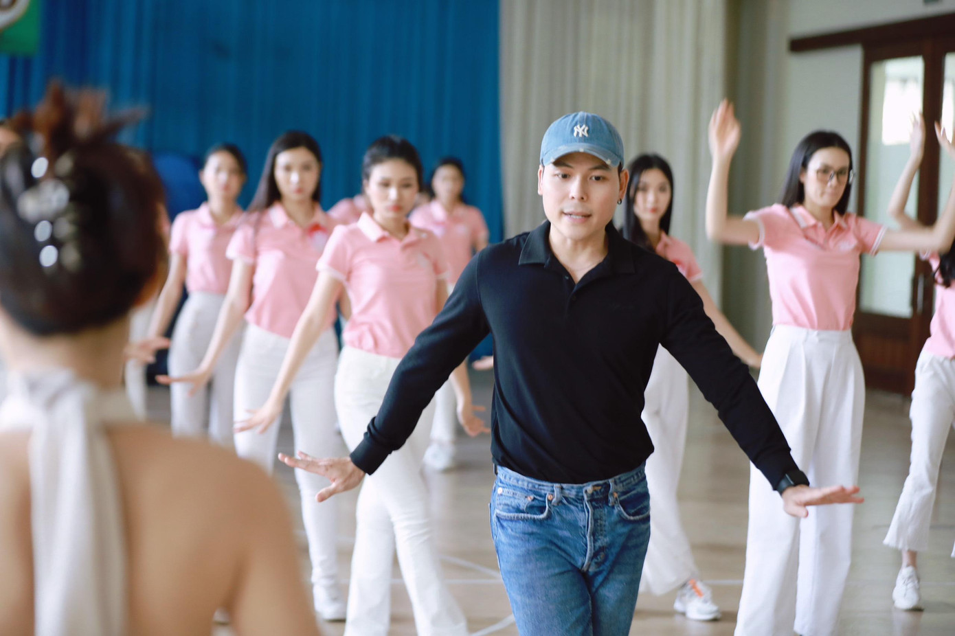 Đứng sau những màn đồng diễn ấn tượng của Top 35 chính là biên đạo Khoa Nguyễn, anh đã gắn kết với các thí sinh trong cuộc thi năm nay và cũng là người chuyên dàn dựng cho những chương trình lớn, làm việc với nhiều ngôi sao. Các thí sinh đã chăm chỉ tập luyện cùng Khoa Nguyễn hàng ngày để có màn đồng diễn ăn ý và hoàn hảo.