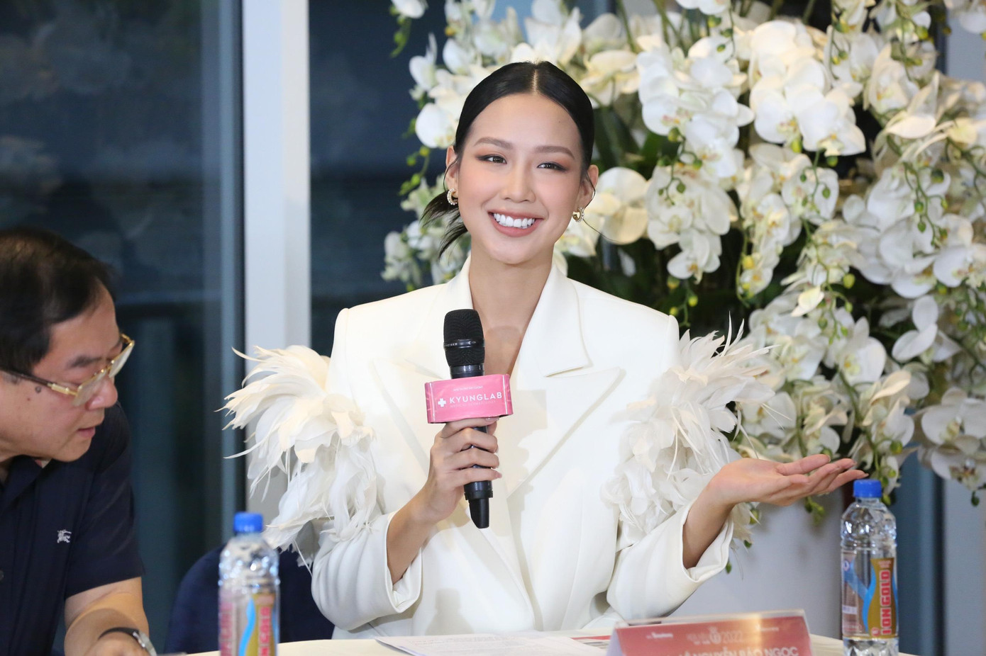 Hoa hậu Bảo Ngọc đảm nhận vai trò host của phần thi Người đẹp truyền thông. Cô đã dẫn dắt phần thi của các thí sinh, đồng thời cùng các giám khảo khác đưa ra lời khuyên cũng như câu hỏi để thí sinh thể hiện khả năng phản biện.