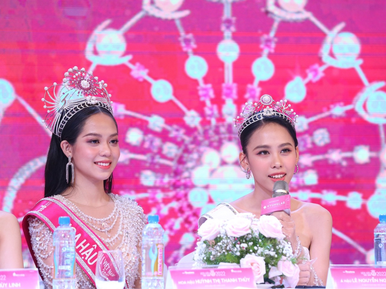 Các Hoa, Á hậu Việt Nam 2022 trả lời báo chí. Các Hoa, Á hậu Việt Nam 2022 trả lời báo chí.