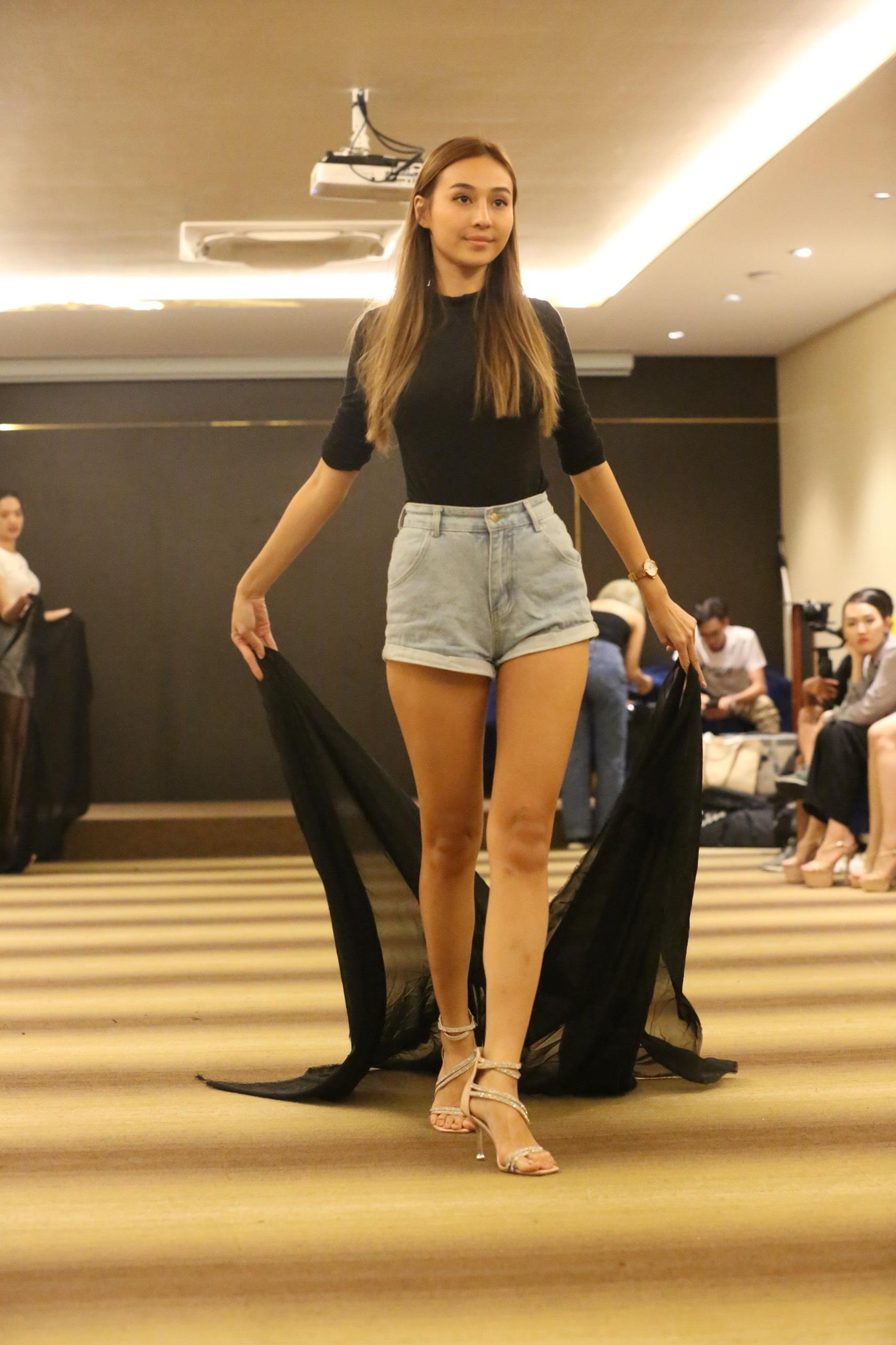 Á hậu Tuyết Như gây ấn tượng với phong cách chuyên nghiệp và cách training. Cô tận tình chia sẻ những kinh nghiệm và đích thân thị phạm cho từng thí sinh.