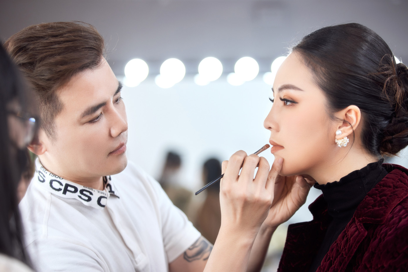 Tối 20/11, Á hậu Thụy Vân đảm nhận vai trò MC một lễ trao giải được tổ chức ở Nhà hát Lớn Hà Nội. Sự kiện không chỉ được phát sóng trên VTV mà còn được phát trên các kênh CNN, Euronew, TechNode Global…Vì là sự kiện tầm cỡ quốc tế nên Thụy Vân và ê-kíp phải tổng duyệt trong 3 ngày từ sáng đến tối muộn. Trước khi dẫn, cô được chuyên gia trang điểm chăm chút diện mạo chỉn chu.