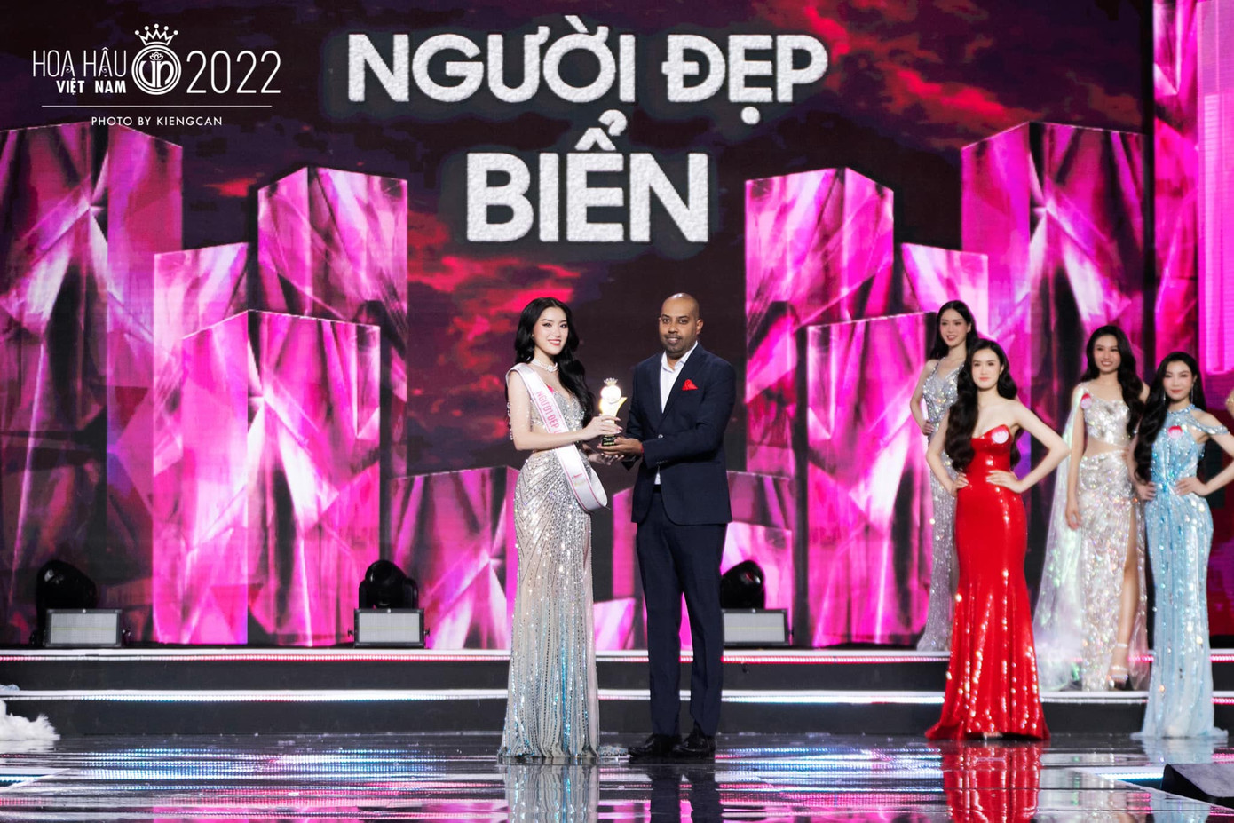 Bên cạnh đó, Phương Oanh cũng được xướng tên giành giải thưởng Người đẹp biển.