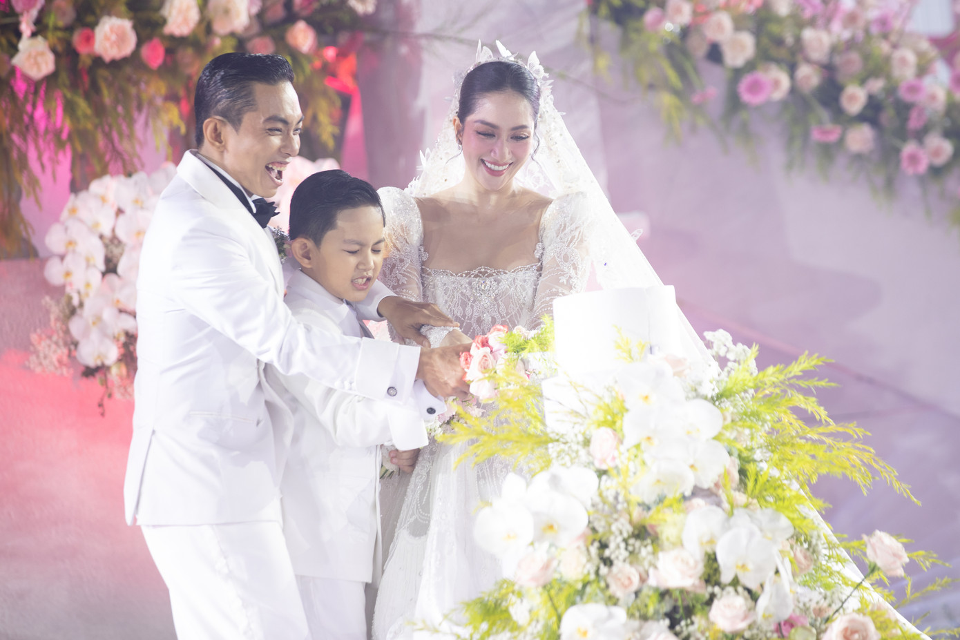 Cặp đôi tiến hành nghi thức thường thấy trong hôn lễ. Trên sân khấu Khánh Thi đã có những chia sẻ chân thành về chuyện tình 13 năm của cô và Phan Hiển. "Anh là người làm tổn thương em rất nhiều, em đã khóc rất nhiều nhưng tất cả những gì em yêu cầu, mong muốn anh đều làm hết. Em không muốn xa anh. Những lúc em buồn nhất anh đã luôn ở bên em, em chưa yêu một ai chiều em như anh. Ngày hôm nay tôi thật sự đã tìm thấy chồng mình", cô nói.