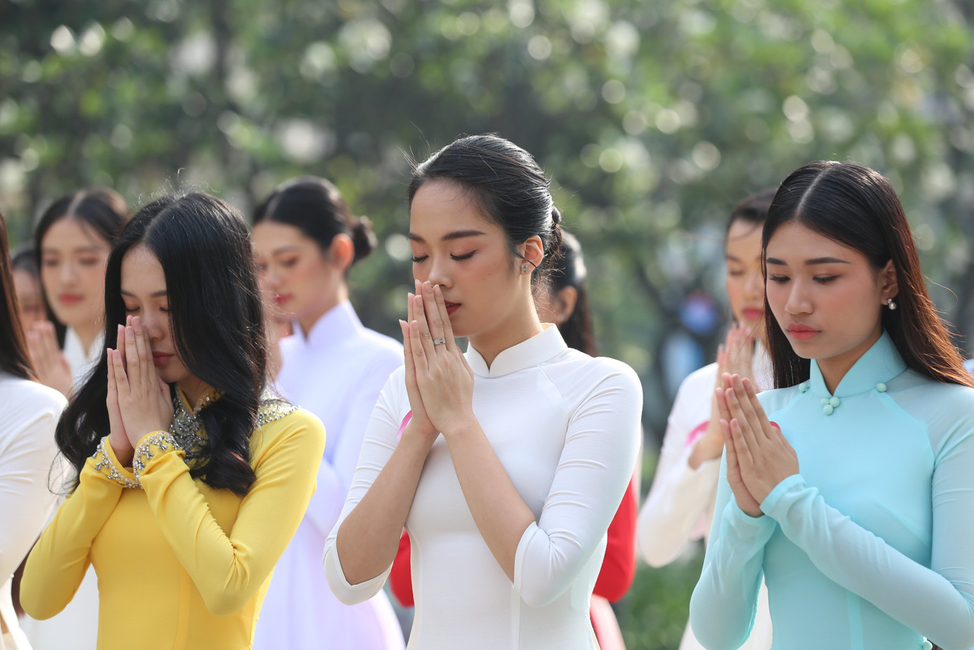 Với cương vị là những người trẻ, các thí sinh Hoa hậu Việt Nam được trau dồi nhận thức đúng đắn, luôn cố gắng tích cực hoàn thiện bản thân để trở thành những người có ích trong gia đình, trên ghế nhà trường và ngoài xã hội.