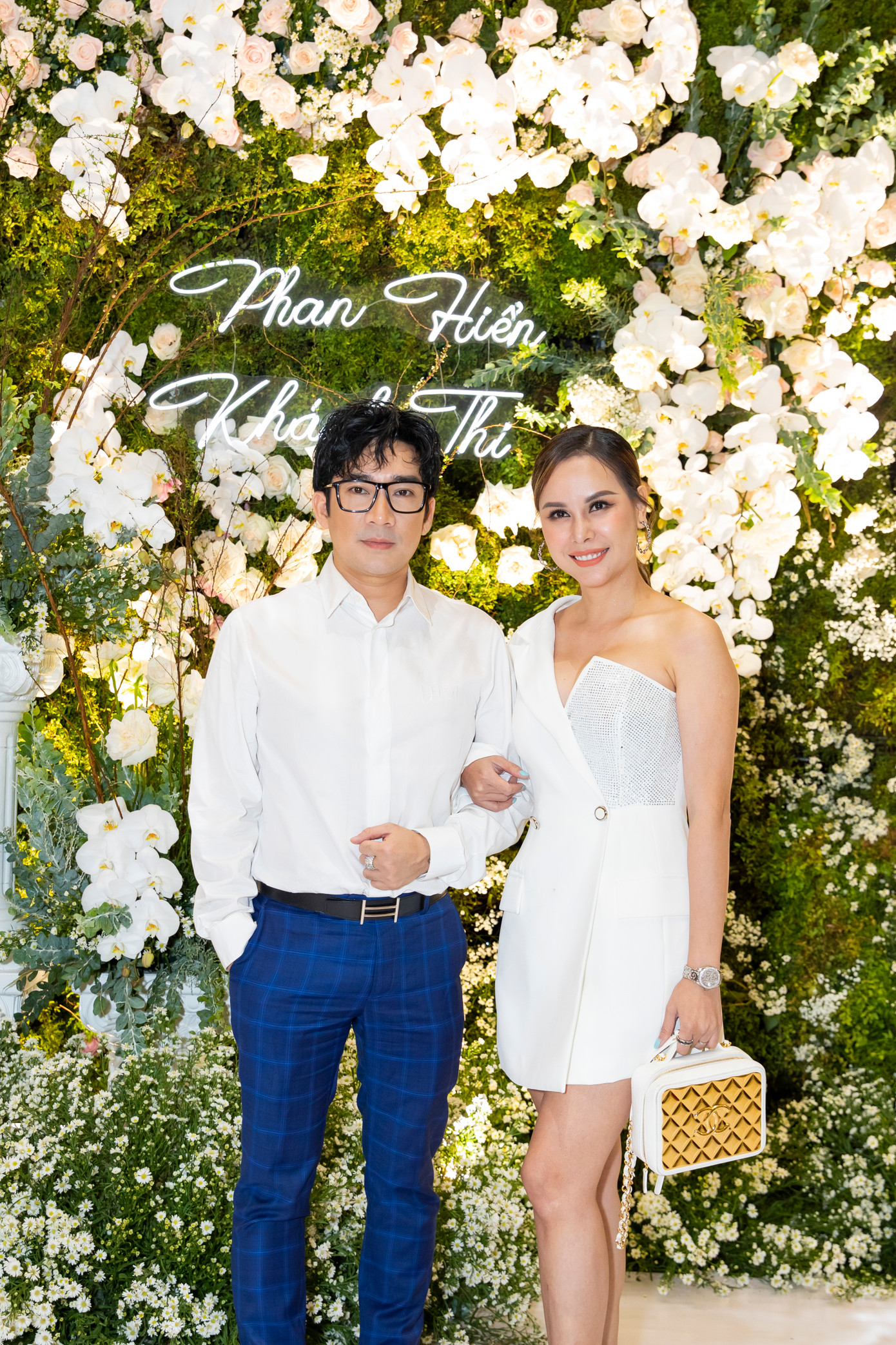 Ca sĩ Quang Hà và MC Đại Nghĩa tới dự tiệc cưới của Khánh Thi - Phan Hiển. Ca sĩ Quang Hà và MC Đại Nghĩa tới dự tiệc cưới của Khánh Thi - Phan Hiển.