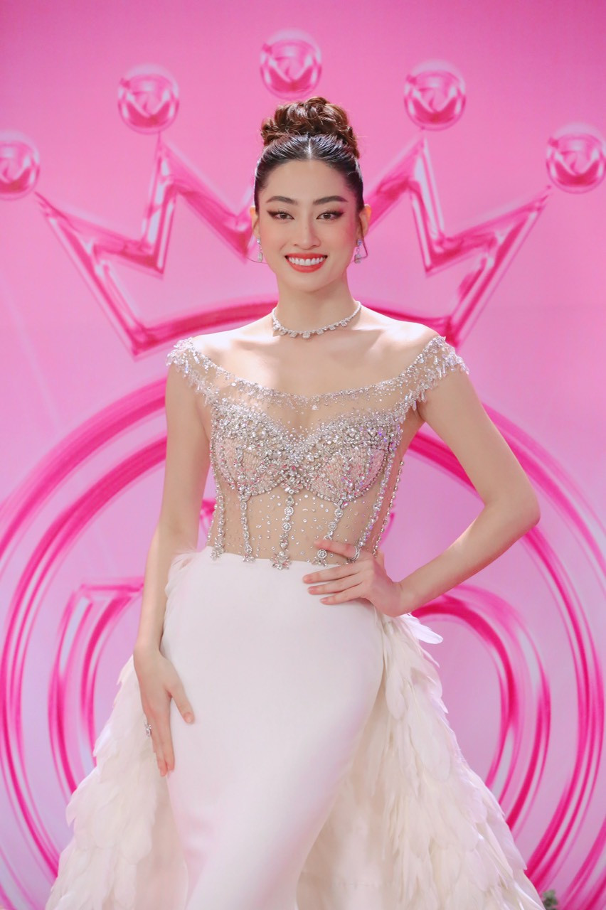 Hoa hậu Lương Thuỳ Linh khoe sắc trên thảm đỏ với bộ váy lông vũ trắng, phần thân trên đính kết cầu kỳ, lộng lẫy. Lương Thuỳ Linh là một trong 3 MC của đêm chung kết Hoa hậu Việt Nam 2022. Hoa hậu Lương Thuỳ Linh khoe sắc trên thảm đỏ với bộ váy lông vũ trắng, phần thân trên đính kết cầu kỳ, lộng lẫy. Lương Thuỳ Linh là một trong 3 MC của đêm chung kết Hoa hậu Việt Nam 2022.