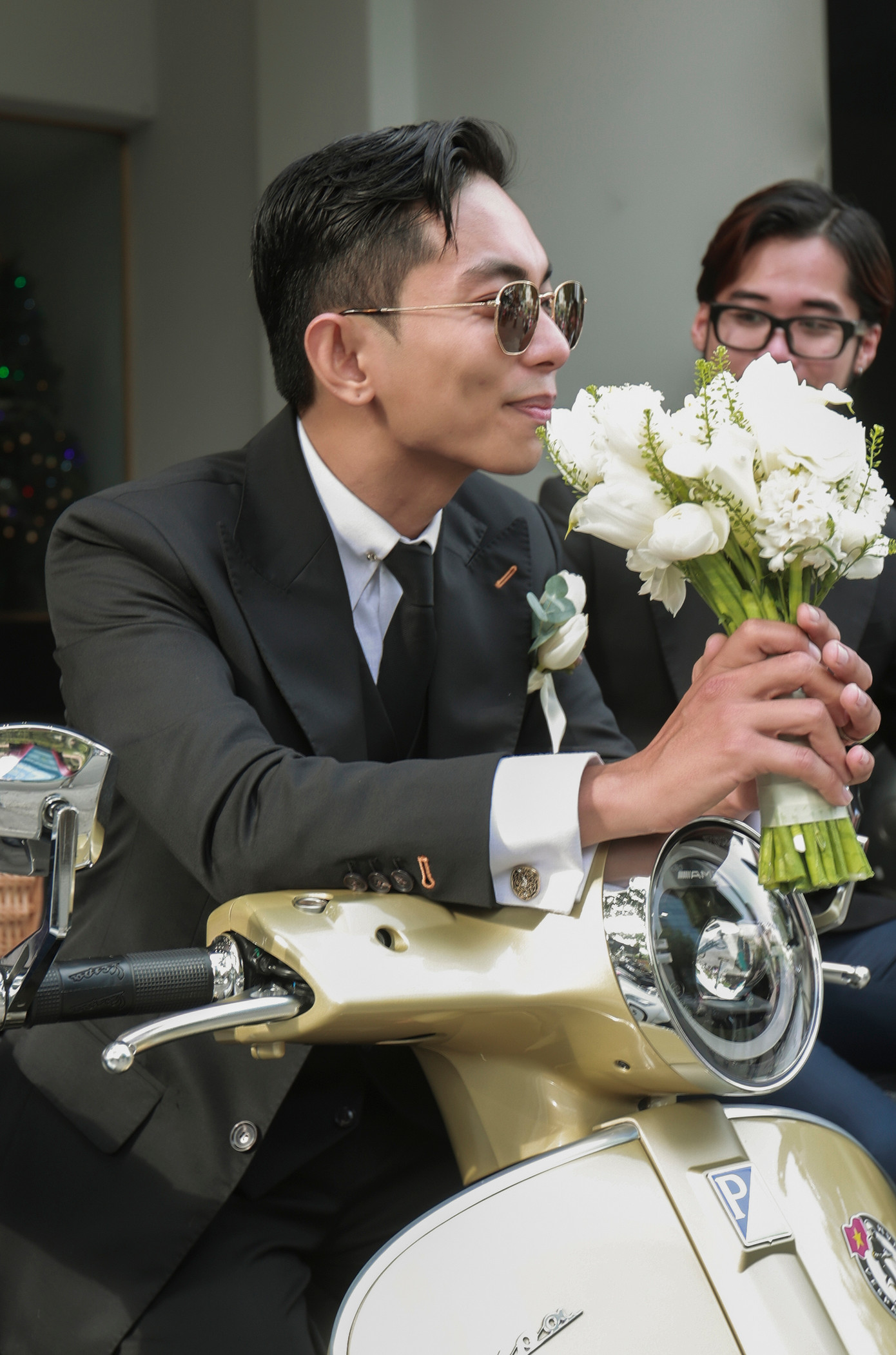 Phan Hiển từ lâu được biết đến với niềm đam mê xe máy, chính vì thế anh đã quyết định dùng xe vespa để tới đón Khánh Thi. Nam kiện tướng dancesport diện vest đen lịch lãm, không giấu nổi niềm phấn khích.