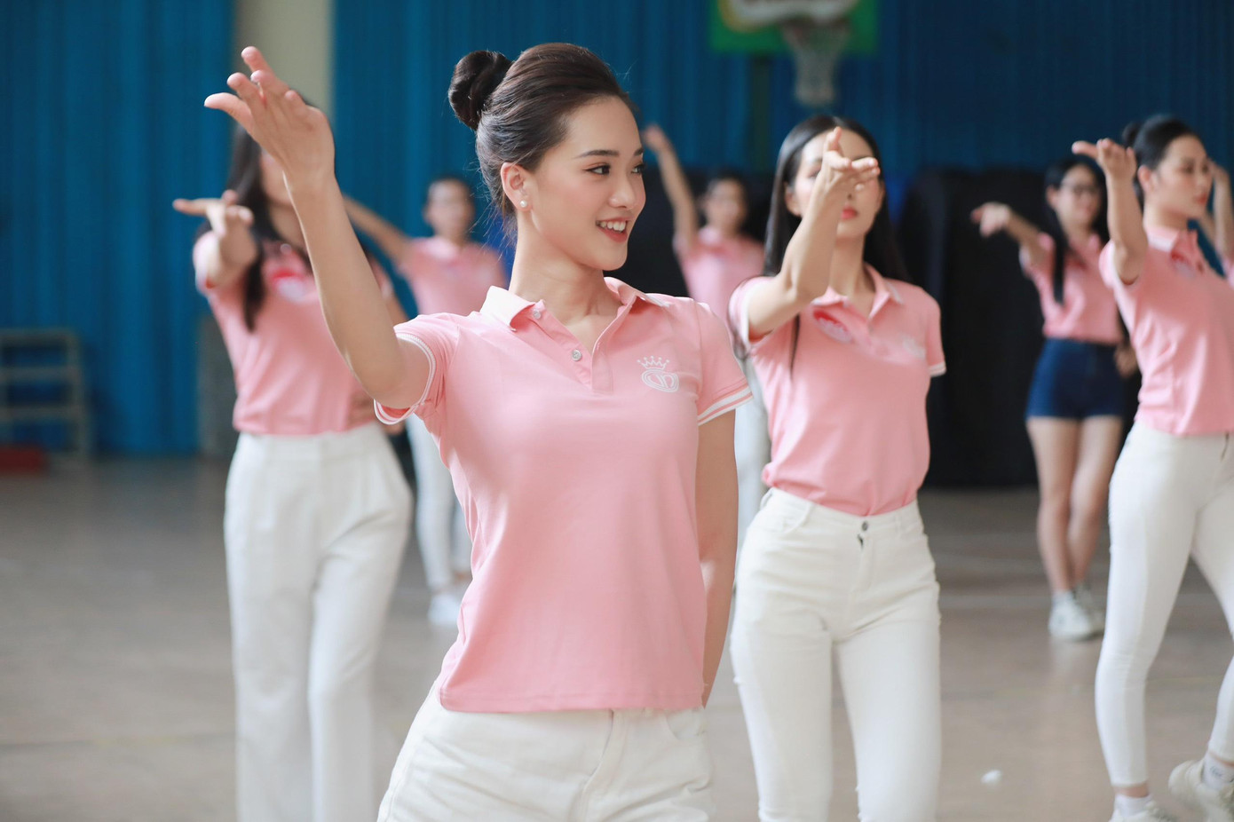 Không chỉ riêng về catwalk, top 35 cô gái Hoa hậu Việt Nam 2022 còn được đào tạo bài bản từ vũ đạo cho đến phong thái trình diễn.