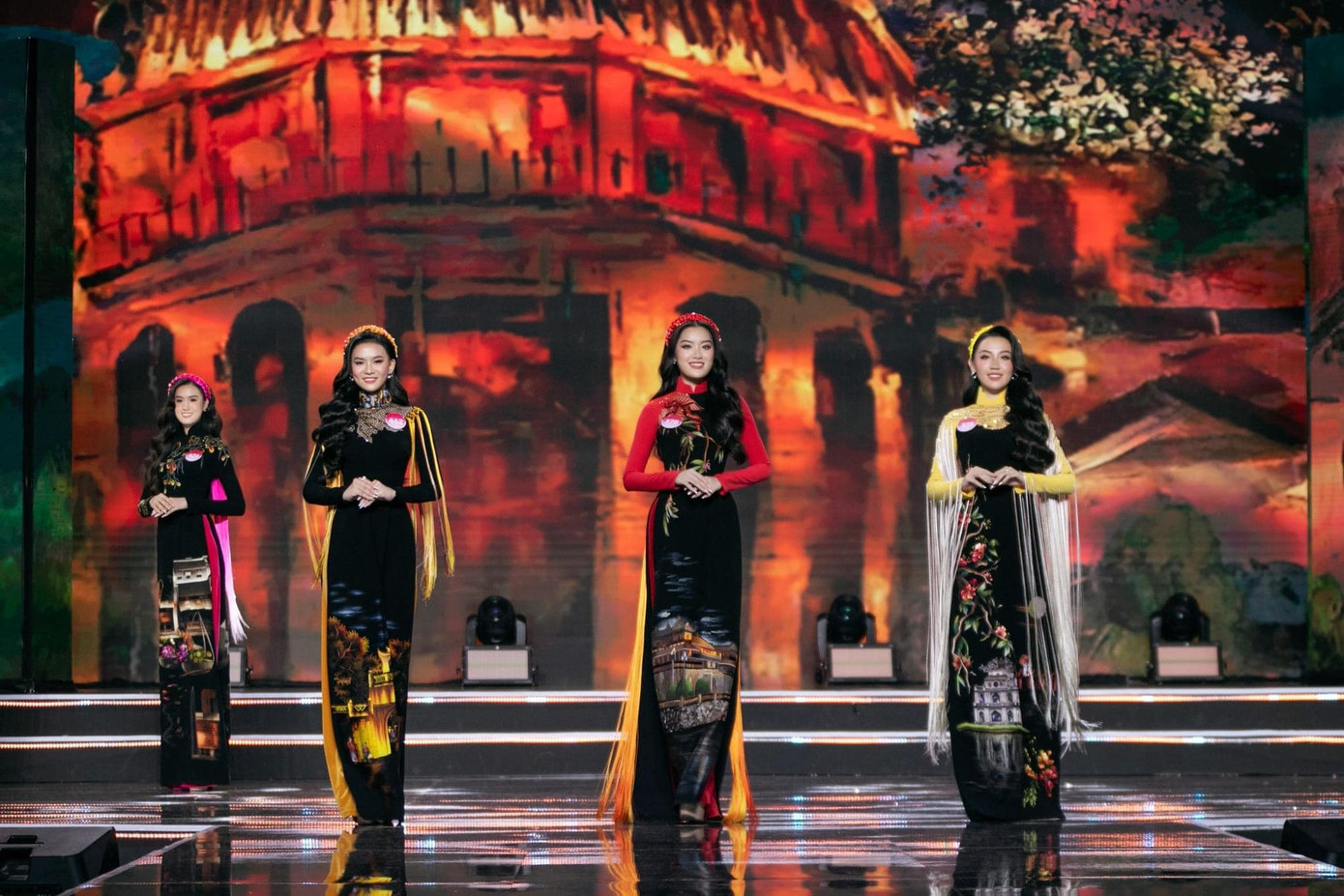 Tối 23/12, Phương Oanh cùng các thí sinh bước vào đêm chung kết Hoa hậu Việt Nam 2022. Cô tự tin trình diễn trang phục áo dài trong phần thi mở màn. Vốn có nhan sắc cá tính, quyến rũ, tuy nhiên Phương Oanh thể hiện sự biến hóa trong những bước catwalk uyển chuyển và thần thái thanh lịch khi trình diễn trang phục truyền thống.