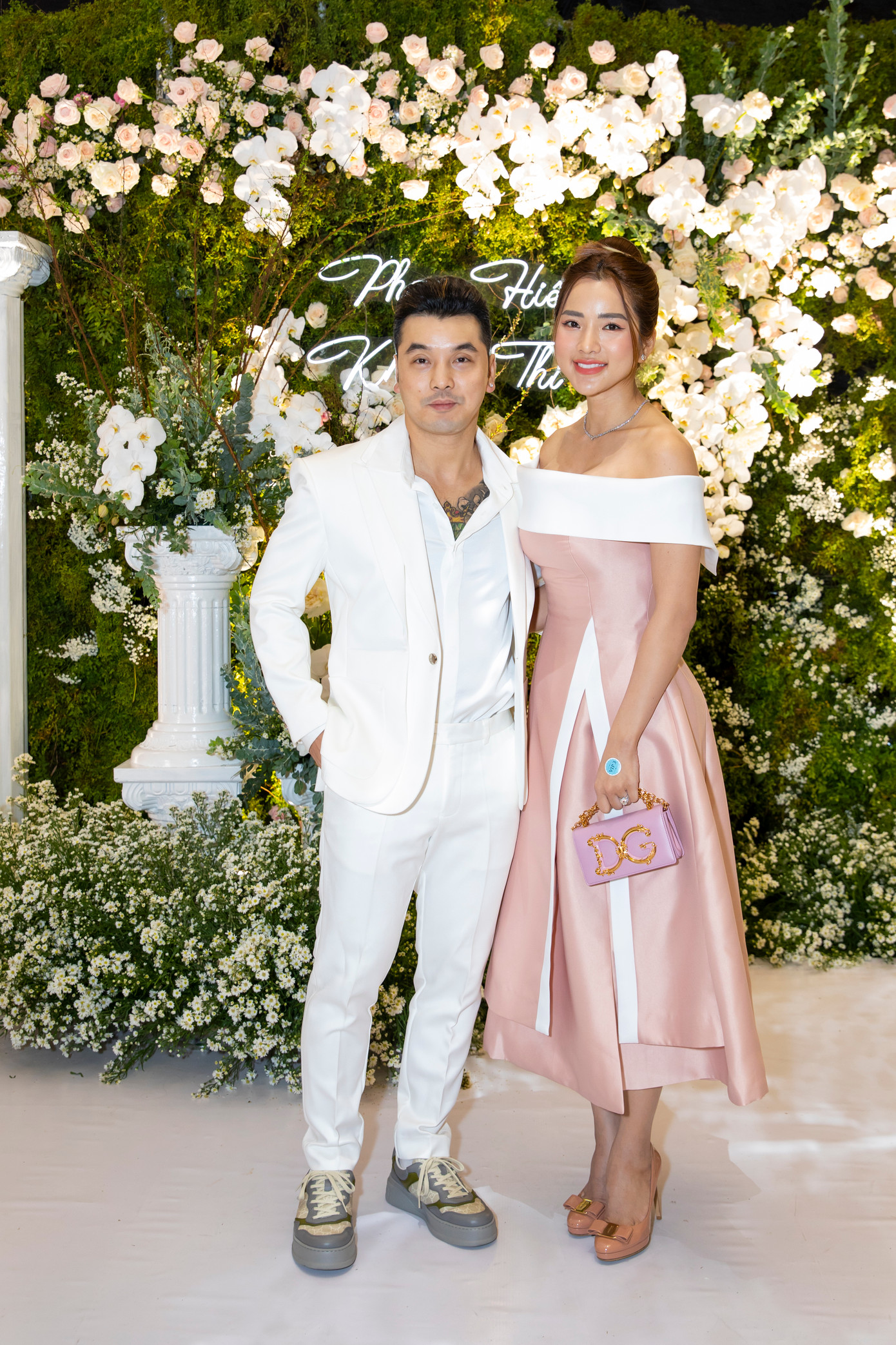 Vợ chồng ca sĩ Ưng Hoàng Phúc - Kim Cương diện trang phục đồng điệu, lịch lãm tới dự tiệc cưới. Vợ chồng ca sĩ Ưng Hoàng Phúc - Kim Cương diện trang phục đồng điệu, lịch lãm tới dự tiệc cưới.