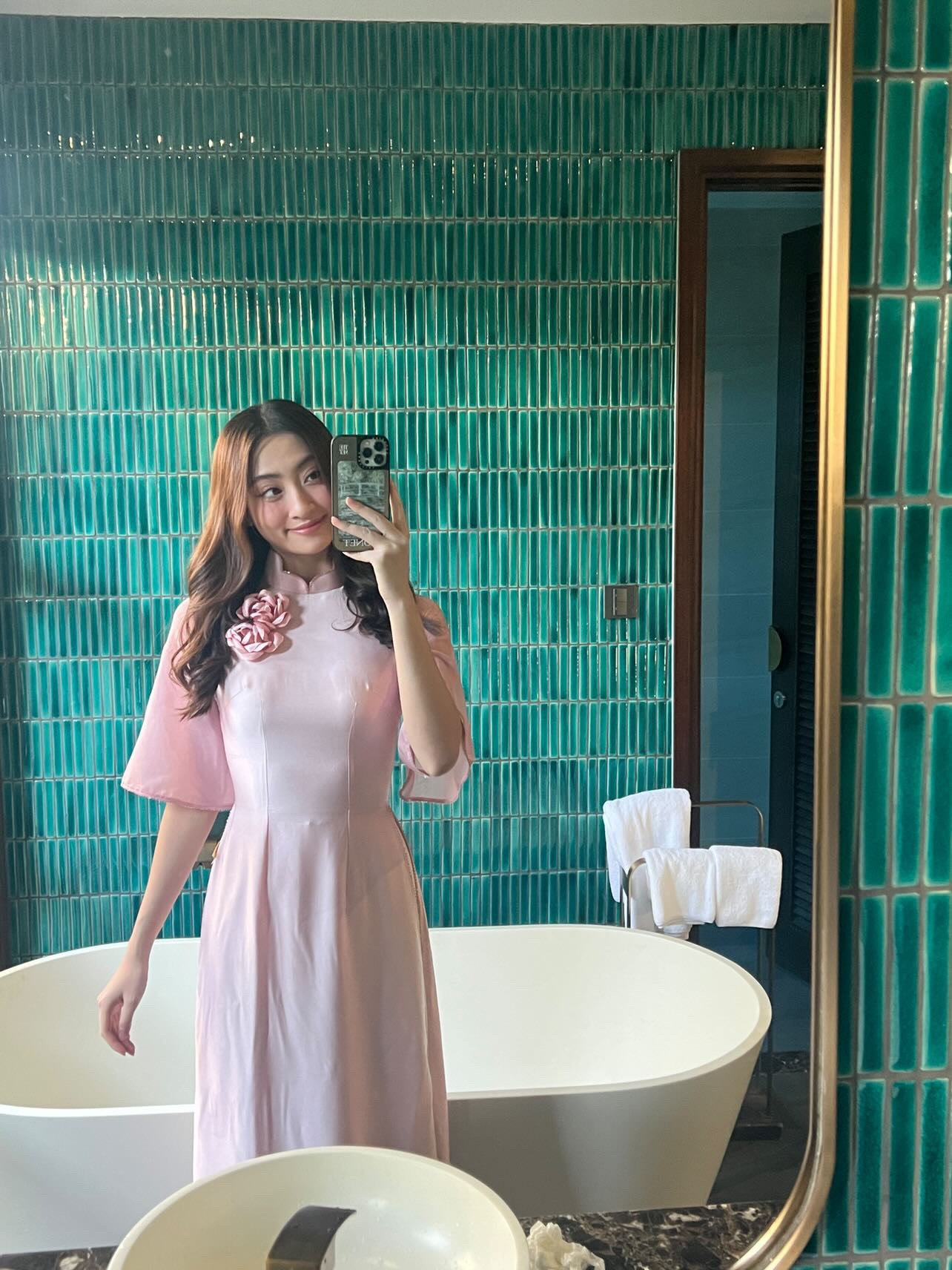 Hoa hậu Lương Thùy Linh chụp ảnh trước giờ làm lễ. Cô dịu dàng, nền nã khi mặc áo dài, khác với nhan sắc cá tính, sắc sảo như thường thấy.