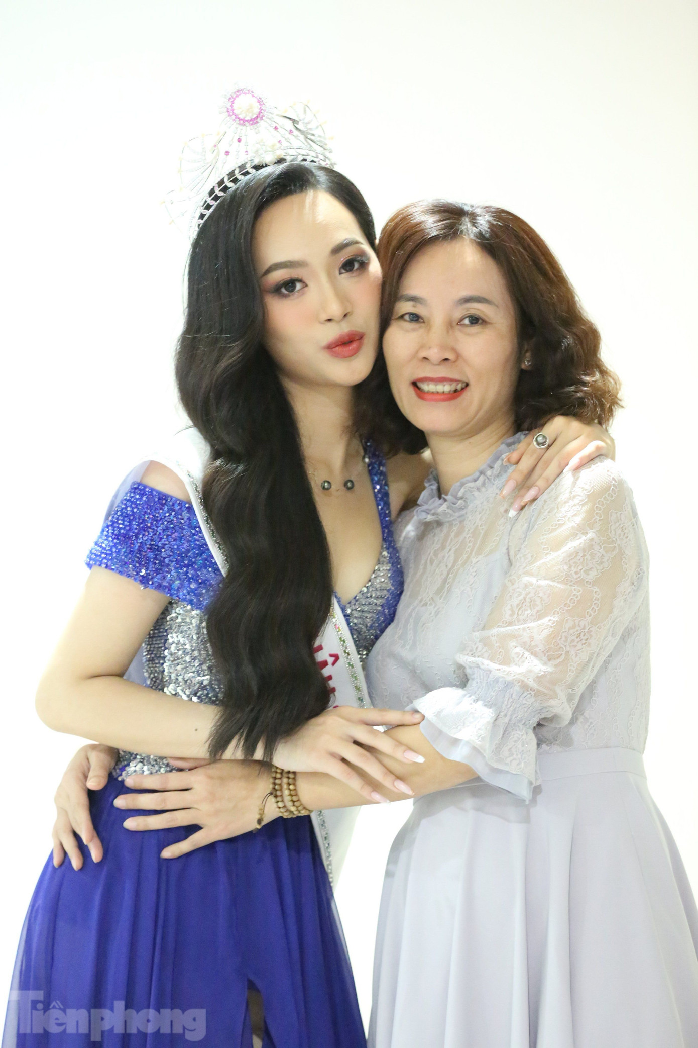 "Linh là một cô gái ngoan, hiền nhưng rất bản lĩnh và mạnh mẽ. Tôi vô cùng hạnh phúc và bất ngờ khi con gái giành được ngôi vị Á hậu 1" - mẹ của Thùy Linh chia sẻ. "Linh là một cô gái ngoan, hiền nhưng rất bản lĩnh và mạnh mẽ. Tôi vô cùng hạnh phúc và bất ngờ khi con gái giành được ngôi vị Á hậu 1" - mẹ của Thùy Linh chia sẻ.