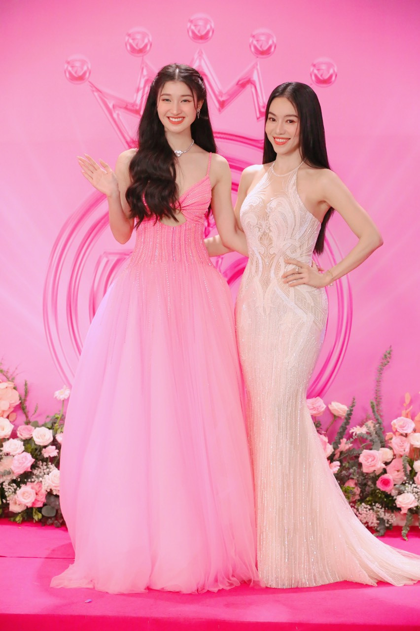 Á hậu Phương Nhi lộng lẫy như công chúa trên thảm đỏ với bộ váy tông màu hồng pastel. Cô khoe sắc bên bà Phạm Kim Dung - Phó trưởng ban tổ chức Hoa hậu Việt Nam trên thảm đỏ. Á hậu Phương Nhi lộng lẫy như công chúa trên thảm đỏ với bộ váy tông màu hồng pastel. Cô khoe sắc bên bà Phạm Kim Dung - Phó trưởng ban tổ chức Hoa hậu Việt Nam trên thảm đỏ.