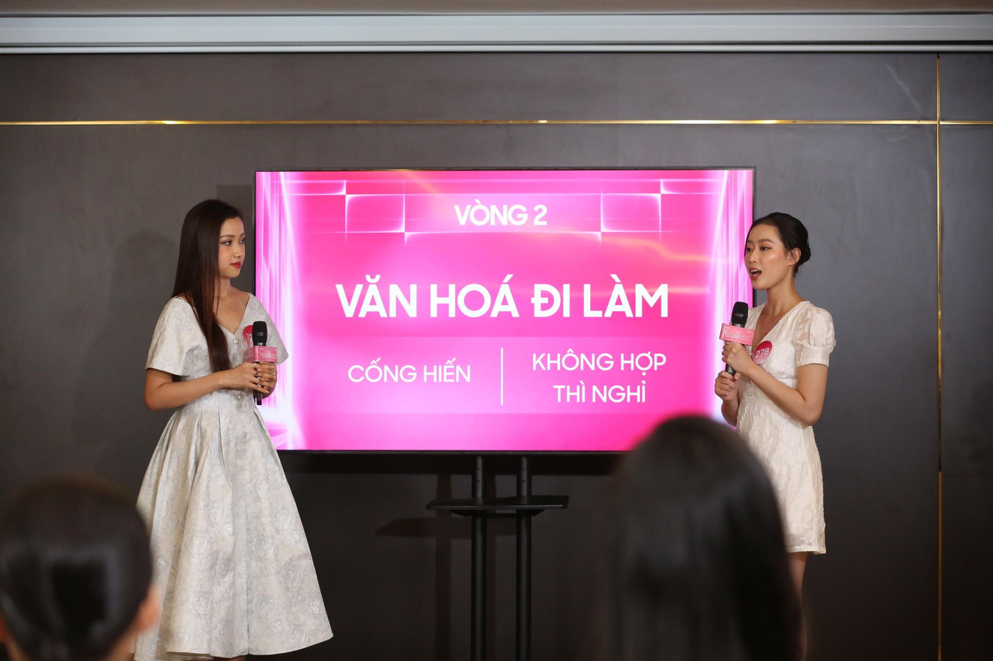 Hai thí sinh Nguyễn Thị Phương Nhung và Nguyễn Ngọc Mai đối đầu về chủ đề “Văn hóa đi làm”. Thí sinh Phương Nhung nói về khía cạnh “Không hợp thì nghỉ” còn thí sinh Ngọc Mai nói về khía cạnh “Cống hiến”. Bảo vệ quan điểm của mình, Ngọc Mai chia sẻ khi gia nhập một tổ chức nào đó việc cống hiến là trách nhiệm, quyền lợi. Trong khi đó Phương Nhung chia sẻ ngày nay giới trẻ nhảy việc nhiều vì họ là người sáng tạo nên có thể tìm kiếm những cơ hội tốt hơn. Hai thí sinh đều mạnh mẽ bảo vệ quan điểm của mình và đưa ra những lý lẽ cứng rắn, không chịu thua kém đối phương. Cuộc đối đầu khiến các giám khảo chứng kiến cảm thấy hồi hộp, không phân định được ai hơn ai vì cả hai đều rất sắc sảo.