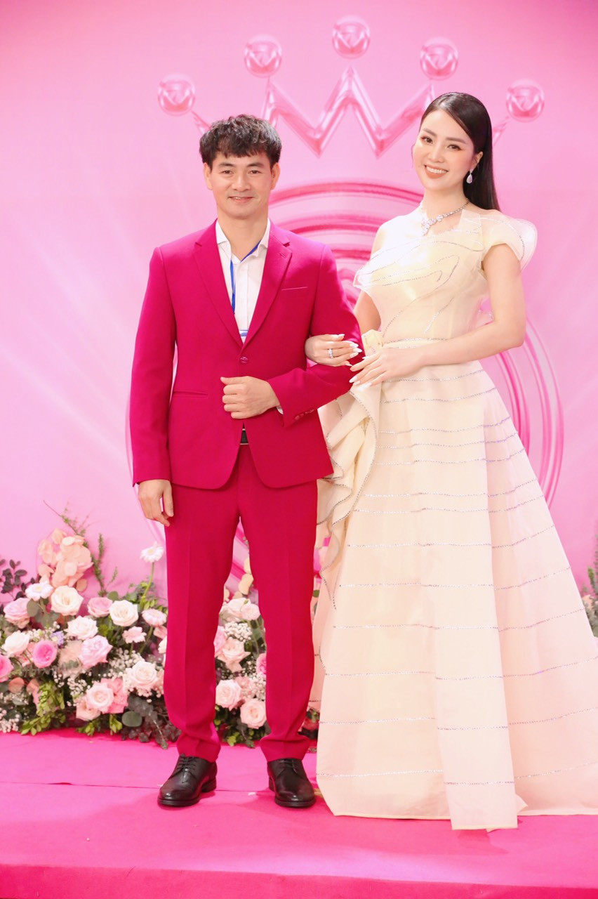 NSƯT Xuân Bắc nổi bật với bộ vest tông màu đỏ trong khi đó Á hậu Thuỵ Vân diện bộ váy bồng bềnh như tiểu thư, khoe vẻ đẹp thanh lịch. NSƯT Xuân Bắc nổi bật với bộ vest tông màu đỏ trong khi đó Á hậu Thuỵ Vân diện bộ váy bồng bềnh như tiểu thư, khoe vẻ đẹp thanh lịch.
