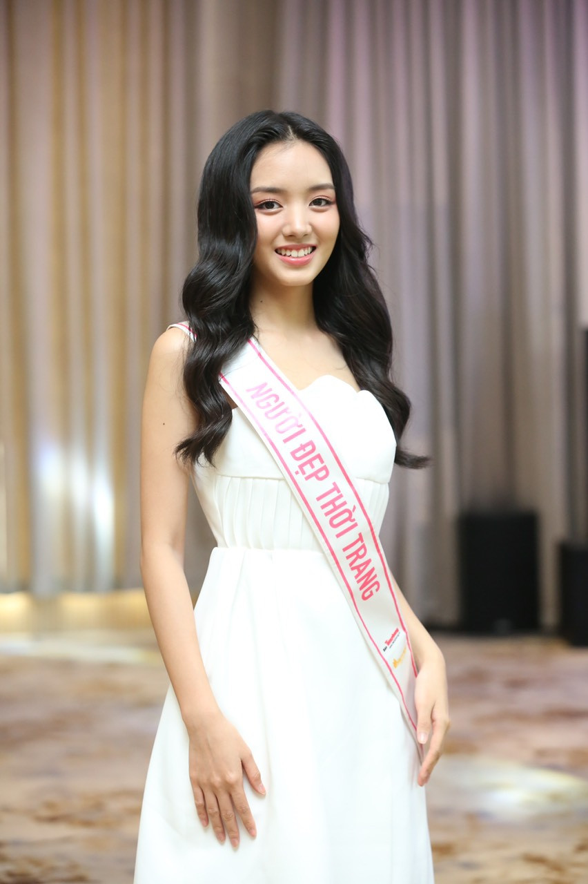 Người đẹp thời trang Trần Lê Mai Chi trong sang, thanh lịch với bộ váy trắng nền nã. Người đẹp thời trang Trần Lê Mai Chi trong sang, thanh lịch với bộ váy trắng nền nã.