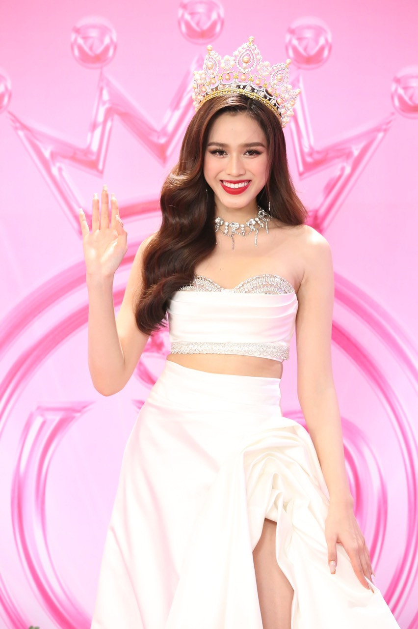 Hoa hậu Đỗ Thị Hà xuất hiện trên thảm đỏ cùng bố mẹ. Cô diện bộ váy trắng khoe đôi chân dài 1m1 gợi cảm. Chỉ còn vài tiếng nữa, cô sẽ trao lại vương miện cho người kế nhiệm. Hoa hậu Đỗ Thị Hà xuất hiện trên thảm đỏ cùng bố mẹ. Cô diện bộ váy trắng khoe đôi chân dài 1m1 gợi cảm. Chỉ còn vài tiếng nữa, cô sẽ trao lại vương miện cho người kế nhiệm.