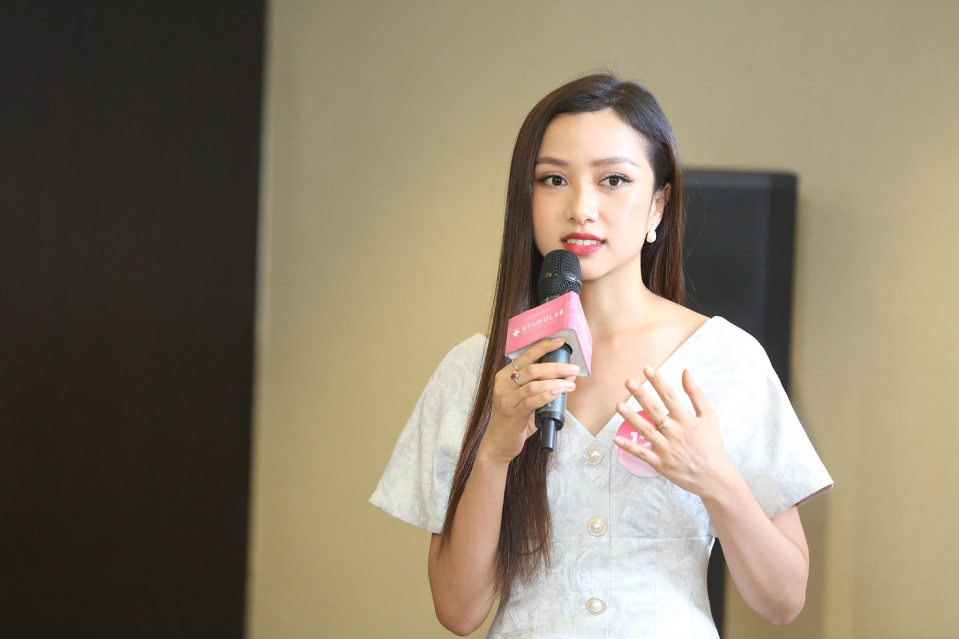 Ở phần thi Người đẹp truyền thông chiều 19/12, Ngọc Mai bốc thăm được chủ đề "cảm xúc cá nhân". Cô đã có cách vào đề ấn tượng, đưa ra những lý lẽ sâu sắc và có nhiều cách nhìn mới mẻ. Sau đó ở phần đối đầu, thí sinh Phương Nhung với chủ đề văn hóa đi làm, Ngọc Mai cũng mạnh mẽ và dứt khoát để bảo vệ quan điểm người trẻ nên cống hiến khi làm việc. Chung cuộc, cô đã vào top 3 đề cử Người đẹp truyền thông của Hoa hậu Việt Nam 2022. Ảnh: Trọng Tài.