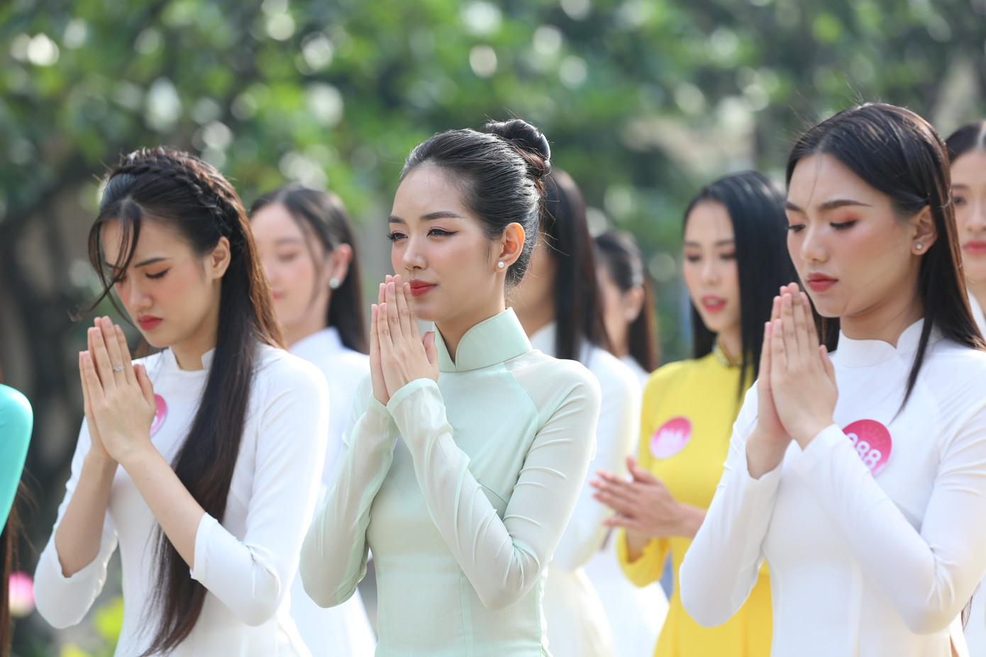 Nhiều thí sinh chia sẻ cảm xúc tự hào, xúc động khi tới dâng hương tại tượng đài Bác Hồ. Họ cho biết những hoạt động ý nghĩa tại Hoa hậu Việt Nam đã giúp họ có thêm những nhận thức sâu sắc hơn về lịch sử và xã hội. Đó cũng là động lực để họ cố gắng rèn luyện mỗi ngày.