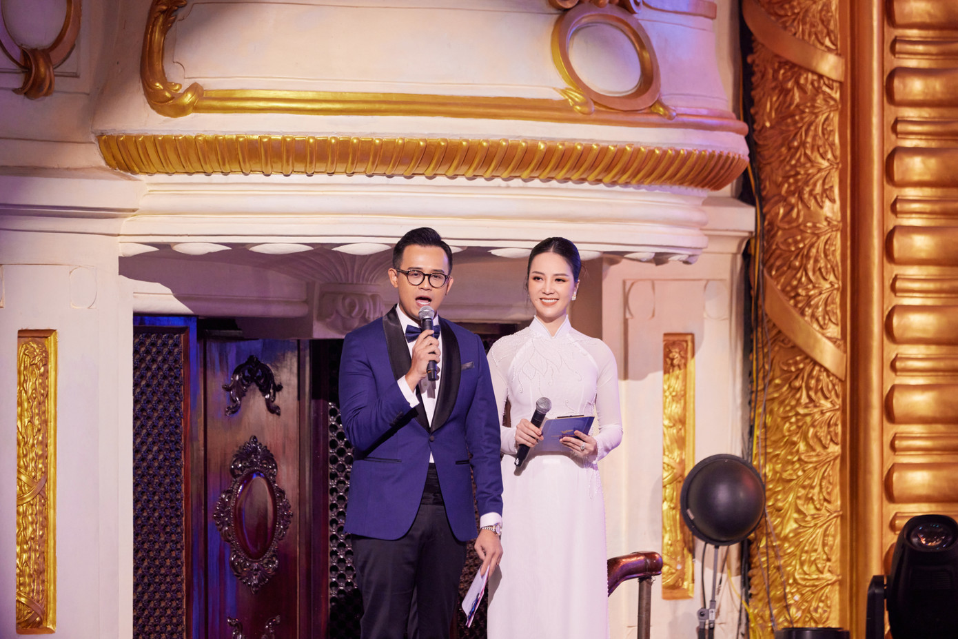 Với bộ trang phục thứ hai, Thụy Vân lựa chọn áo dài trắng có kiểu dáng đơn giản, đề cao sự sang trọng và thanh lịch. Cô chia sẻ bộ trang phục mang đậm văn hóa truyền thống dân tộc khiến Thụy Vân cảm thấy tự hào khi dẫn dắt một lễ trao giải mang tầm cỡ quốc tế.