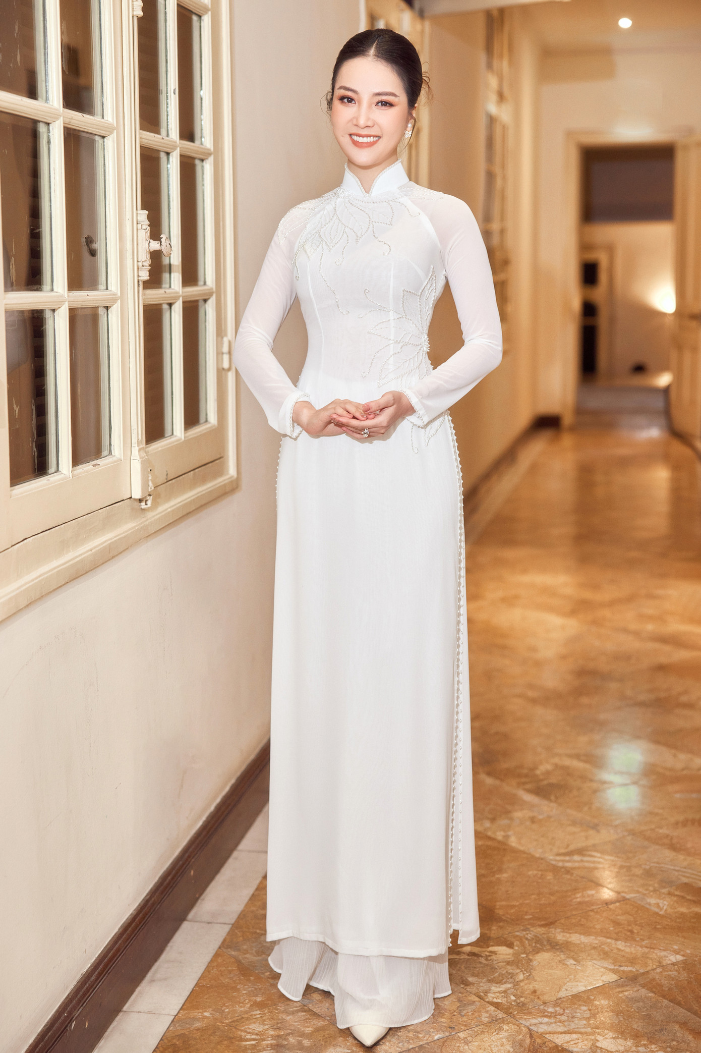 “Ca sĩ Christina Aguilera luôn có 15 vệ sĩ đi cùng nên tôi ngại mở lời để được chụp ảnh với thần tượng. Mặc dù vậy được nghe cô ấy hát trực tiếp tại sự kiện đã là niềm vinh dự lớn rồi”, Thụy Vân bộc bạch.