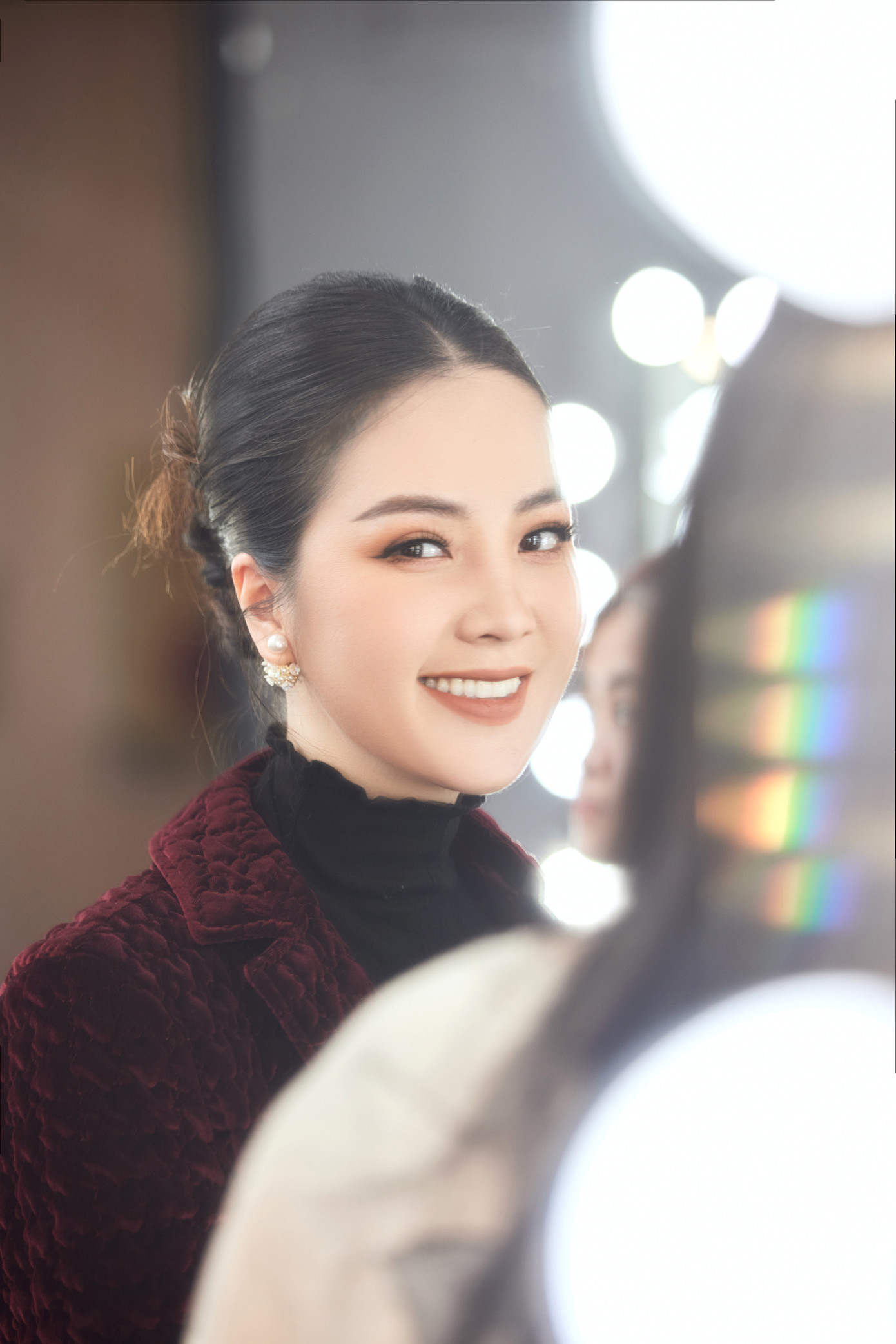 Tối 20/11, Á hậu Thụy Vân đảm nhận vai trò MC một lễ trao giải được tổ chức ở Nhà hát Lớn Hà Nội. Sự kiện không chỉ được phát sóng trên VTV mà còn được phát trên các kênh CNN, Euronew, TechNode Global…Vì là sự kiện tầm cỡ quốc tế nên Thụy Vân và ê-kíp phải tổng duyệt trong 3 ngày từ sáng đến tối muộn. Trước khi dẫn, cô được chuyên gia trang điểm chăm chút diện mạo chỉn chu.