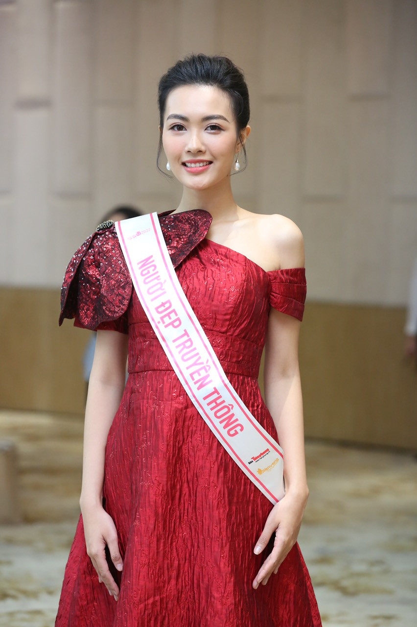 Người đẹp truyền thông Nguyễn Thị Thanh Tâm diện đầm lệch vai màu đỏ kiêu kỳ. Người đẹp truyền thông Nguyễn Thị Thanh Tâm diện đầm lệch vai màu đỏ kiêu kỳ.