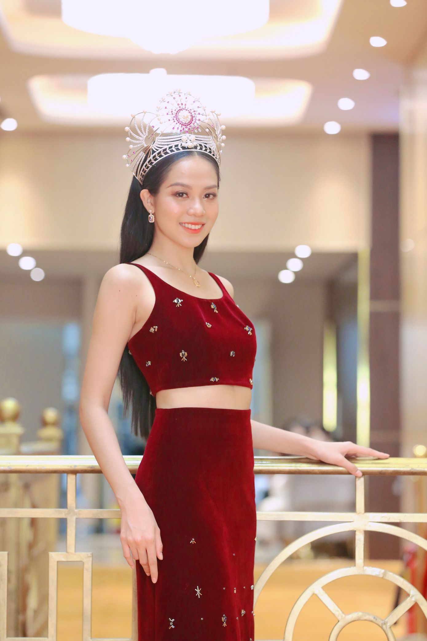 Bộ váy của Thanh Thủy có chất liệu nhung với phần thân trên được thiết kế theo kiểu áo crop-top giúp cô khoe vòng eo săn chắc và quyến rũ.