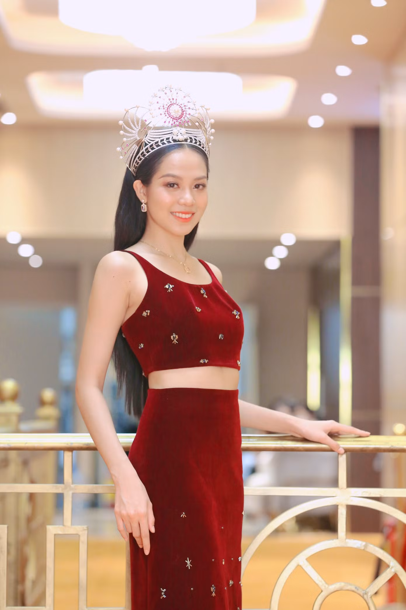 Bộ váy của Thanh Thủy có chất liệu nhung với phần thân trên được thiết kế theo kiểu áo crop-top giúp cô khoe vòng eo săn chắc và quyến rũ.