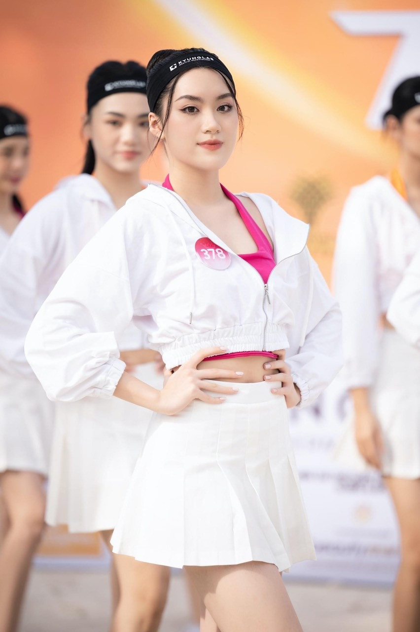 Hoa hậu Việt Nam 2022 là cuộc thi đầu tiên mà Phương Oanh tham gia. Cô đã chuẩn bị từ kỹ năng catwalk, tập gym, trau dồi tiếng Anh. Phương Oanh cho biết bố mẹ đã phải tiết kiệm rất nhiều để con gái thực hiện ước mơ. Bản thân Phương Oanh cũng tiết kiệm, dành dụm tiền từ những công việc làm thêm như gia sư Toán - tiếng Anh, dạy mẫu nhí... để tập trung tham gia cuộc thi.