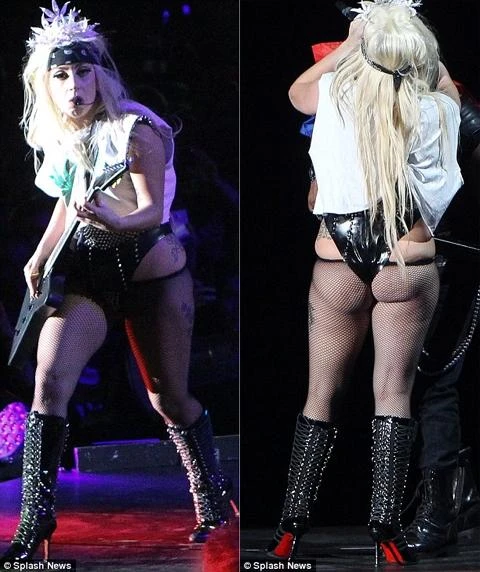 Những hình ảnh trên sân khấu tố cáo vòng eo bánh mỳ thừa mỡ của cô