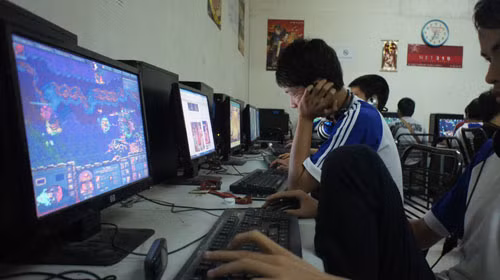 Các bạn trẻ chơi game Warcraft III tại một tiệm Internet trên đường Lý Thường Kiệt, Q.Tân Bình (TP.HCM) chiều 5-1. Ảnh: Thuận Thắng(Tuổi Trẻ)