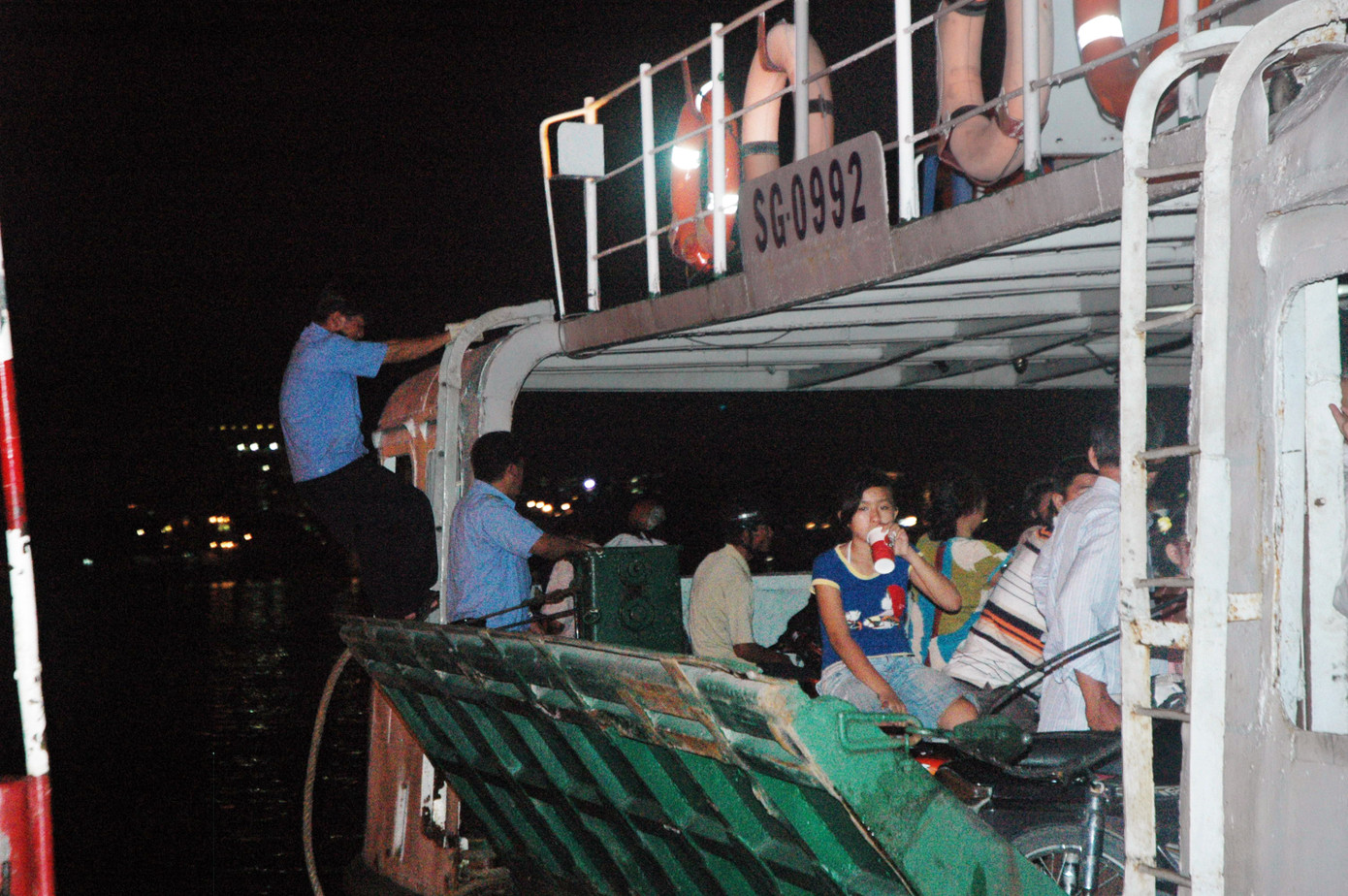 Những chuyến phà chạy suốt ngày đêm không ngừng nghỉ, là tuyến giao thông huyết mạch của những người dân nghèo vốn quen đi bộ, đi xe đạp, xe máy ra vào nội đô. (Ảnh chụp năm 2011)