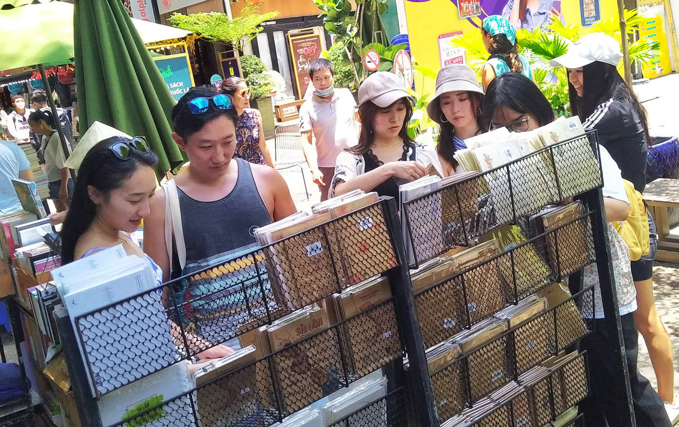 Người nước ngoài sinh sống tại TPHCM cũng đến đường sách tìm tác phẩm yêu thích