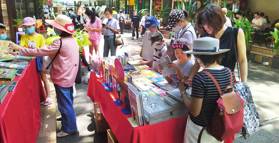 Rất nhiều em nhỏ theo bố mẹ tới mua sách