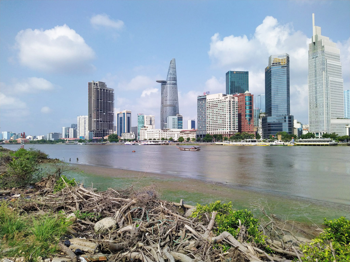 Từ bến phà Thủ Thiêm có thể nhìn thấy hình ảnh TPHCM thay da đổi thịt từng năm với nhiều công trình hiện đại.