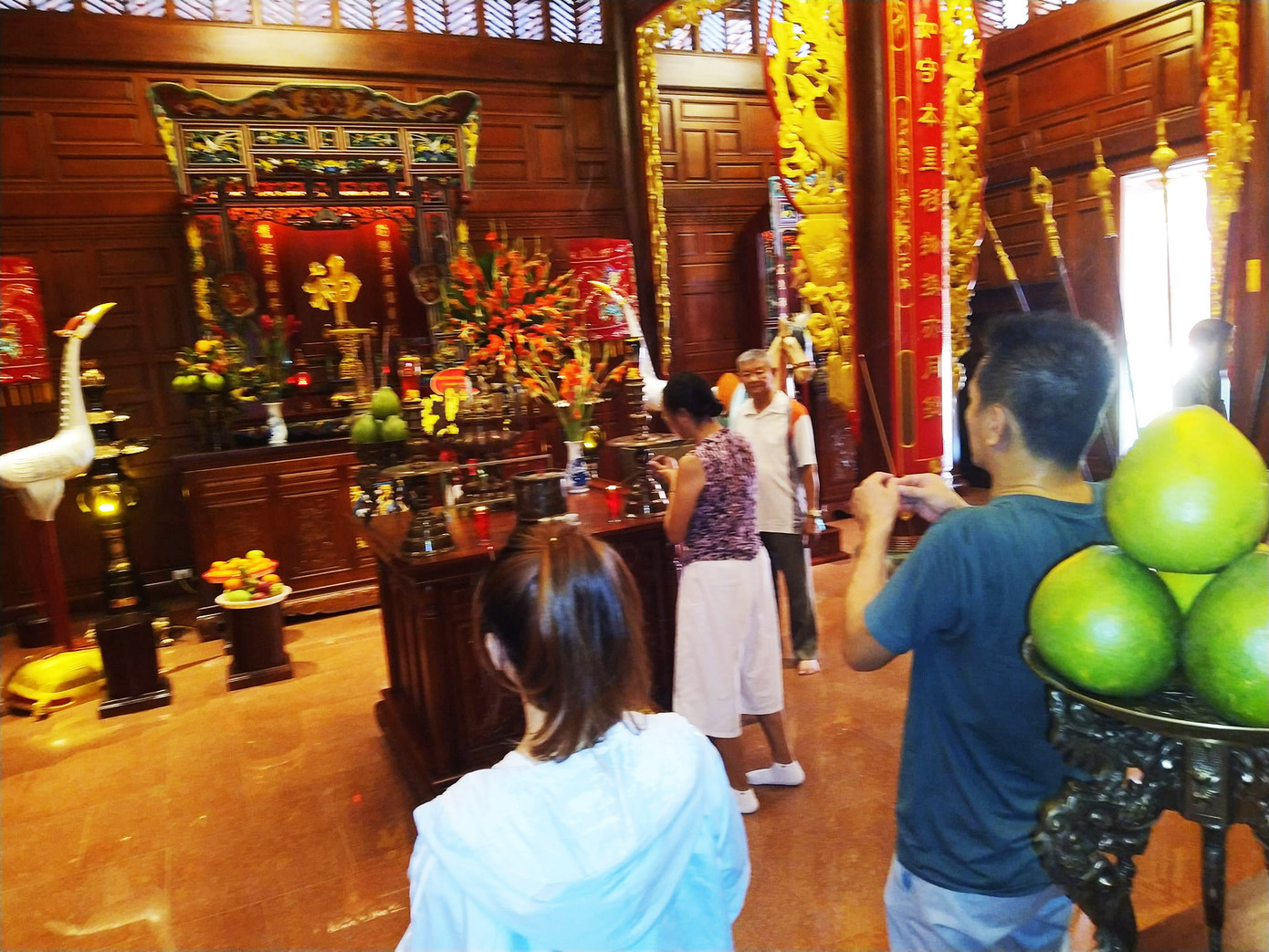 Người dân lặn lội tìm tới thắp hương, dù đường sá trong khu vực vẫn còn ngổn ngang