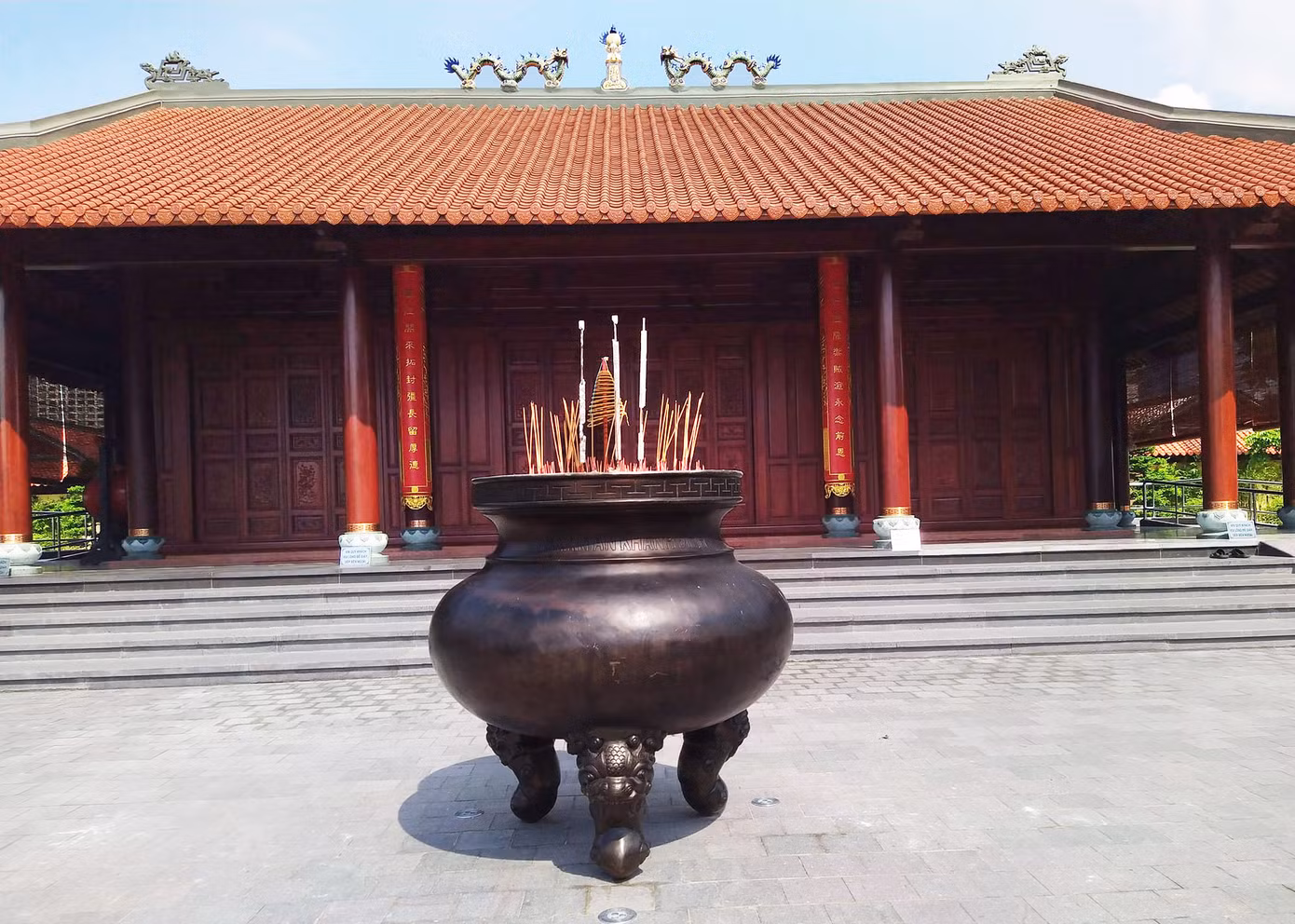 Đình An Khánh làm hoàn toàn bằng gỗ. Những người trông coi đình cho biết: "Nhiều nét kiến trúc và vật liệu của đình cũ đã được đưa vào để xây dựng đình mới". Đình An Khánh làm hoàn toàn bằng gỗ. Những người trông coi đình cho biết: "Nhiều nét kiến trúc và vật liệu của đình cũ đã được đưa vào để xây dựng đình mới".