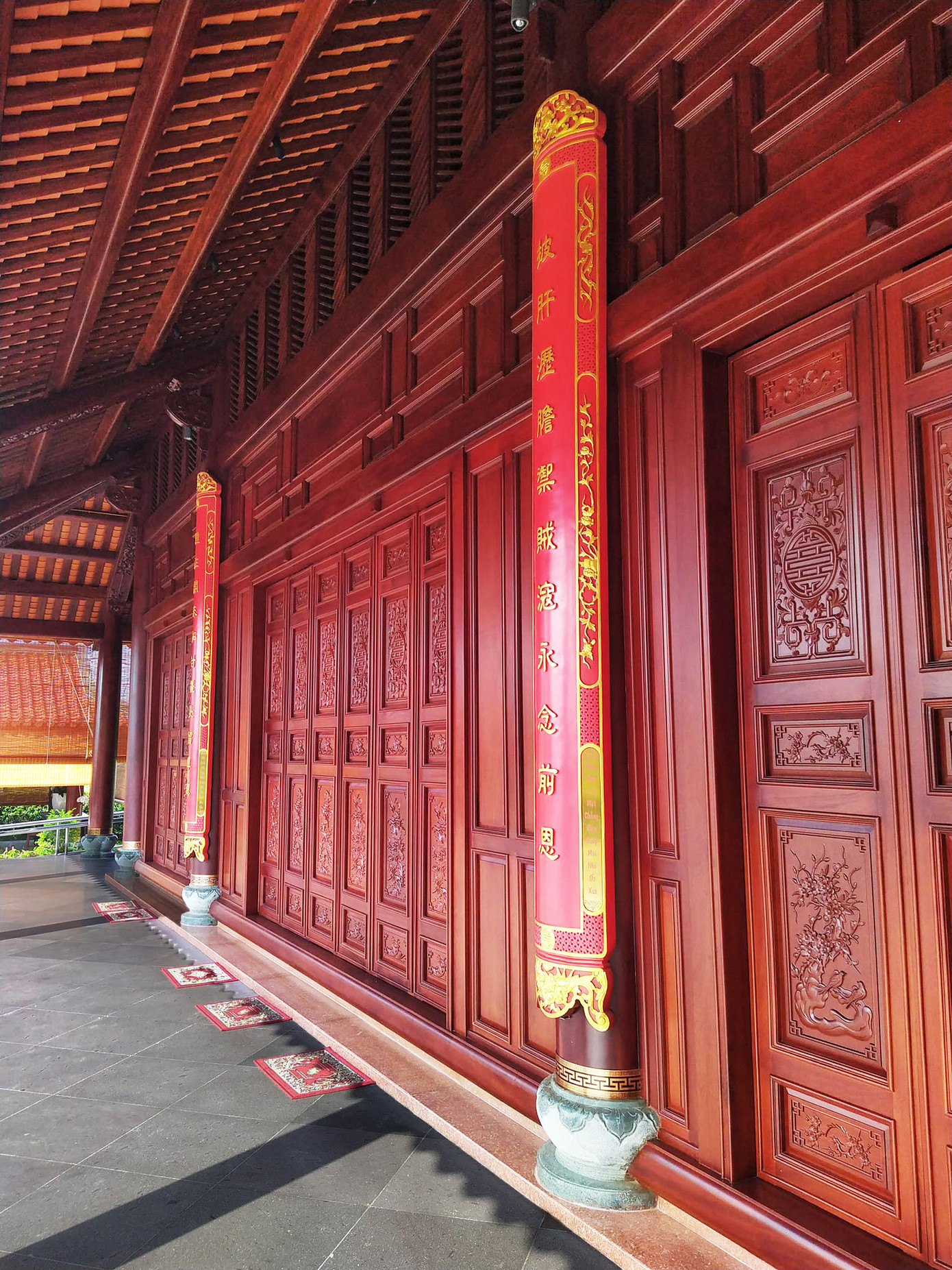 Câu đối cổ được sơn son thiếp vàng