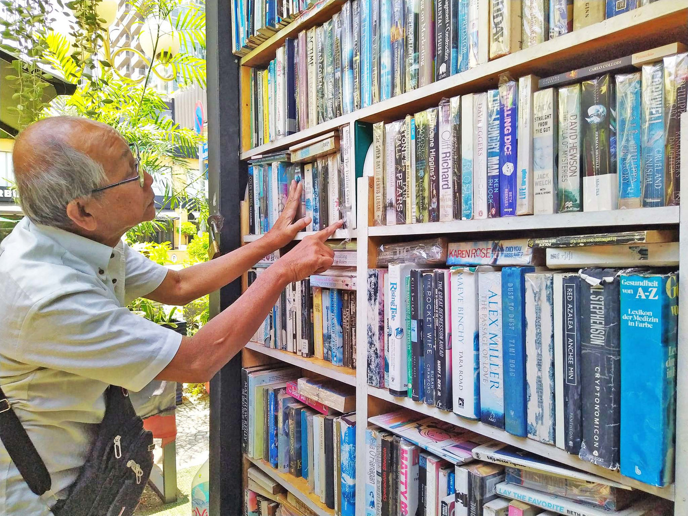 Ngoài sách tiếng Việt, đường sách còn có nhiều đầu sách ngoại văn tiếng Anh, tiếng Pháp, Nga, Trung, Hàn, Nhật...